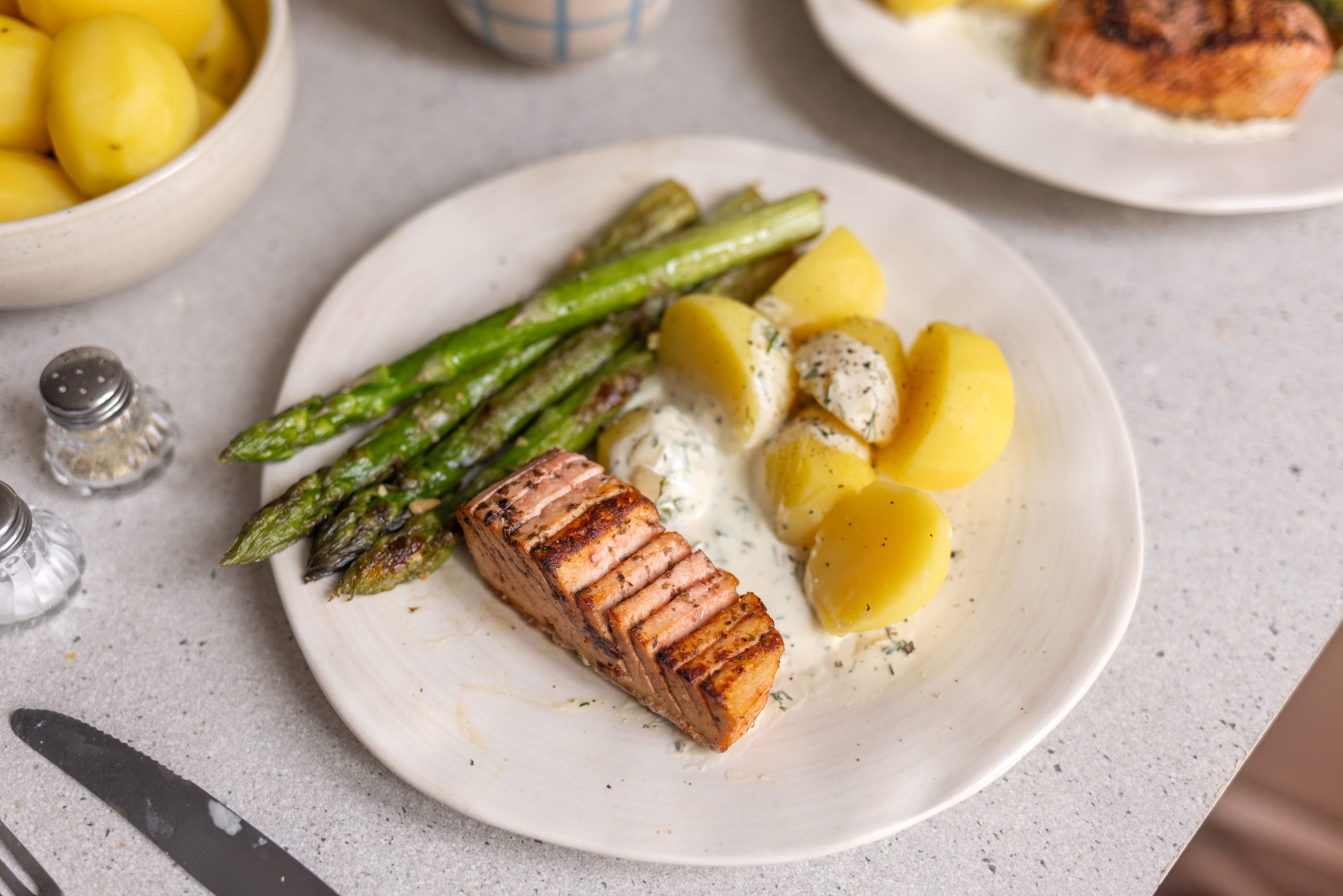 R1056 Veganer Tofu-Lachs mit gebratenem Spargel, Kartoffeln und Dill-Sahne-Soße