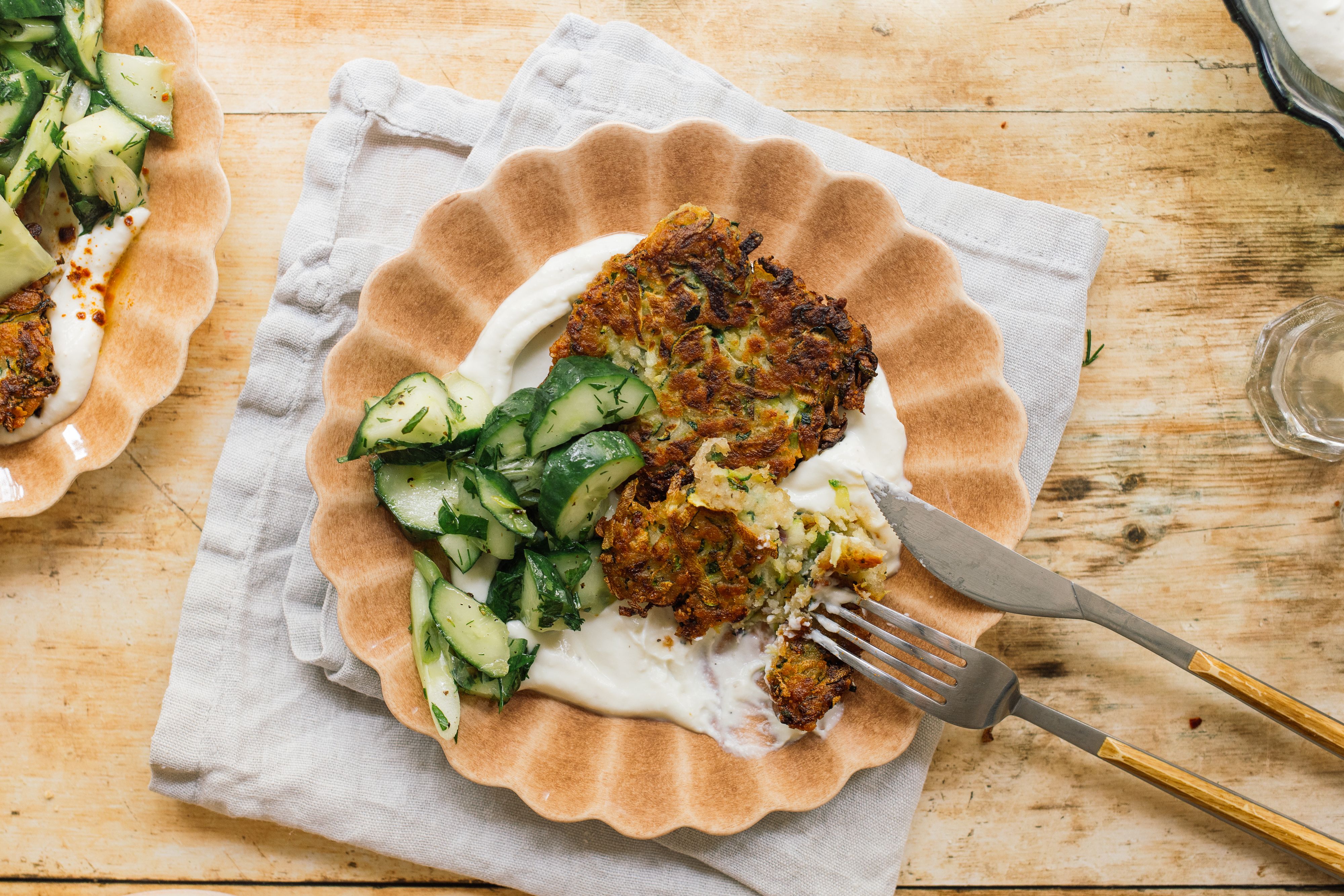 Vegane Zucchinipuffer mit Whipped Feta Dip