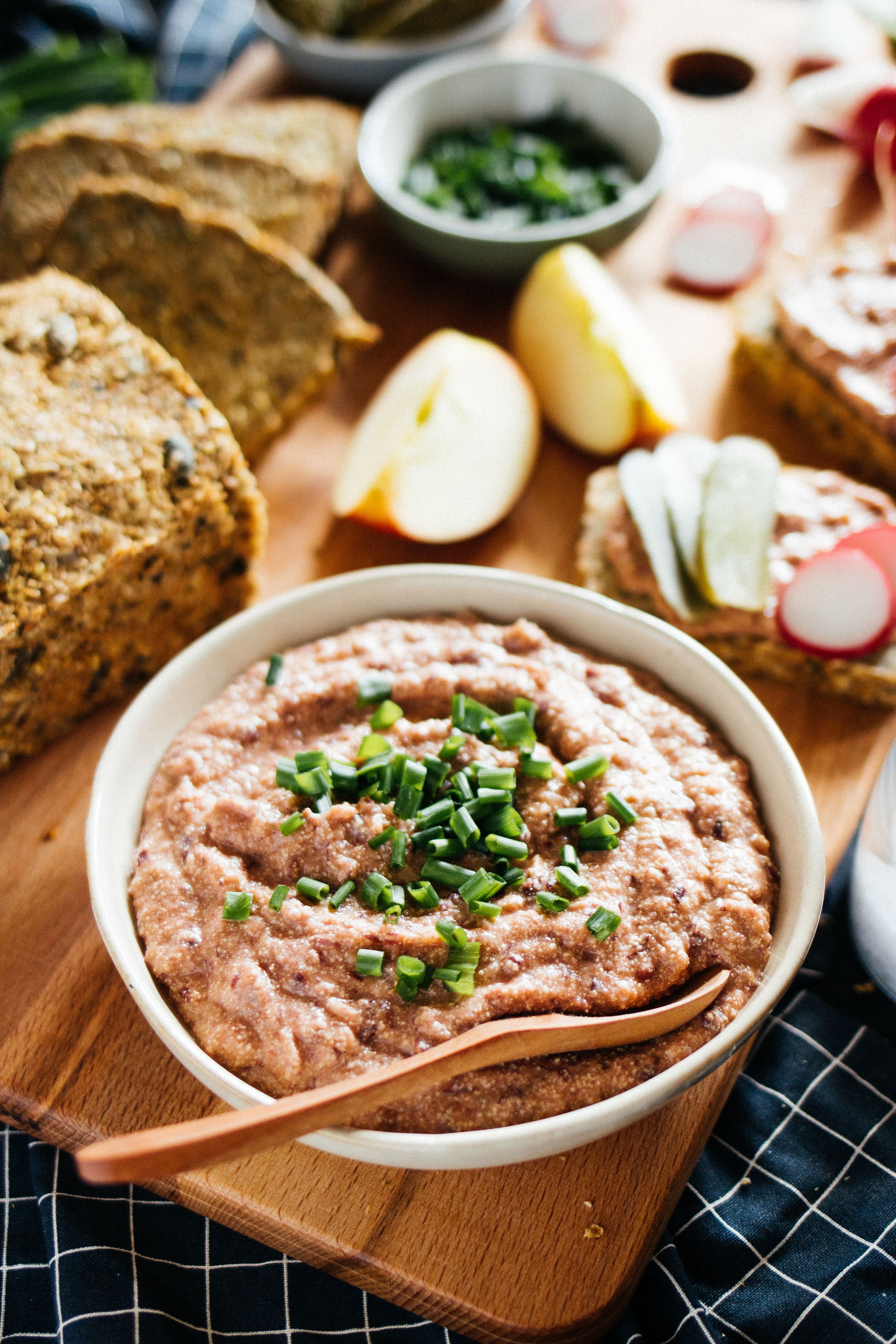 R553 Vegane Leberwurst auf frisch gebackenem Brot