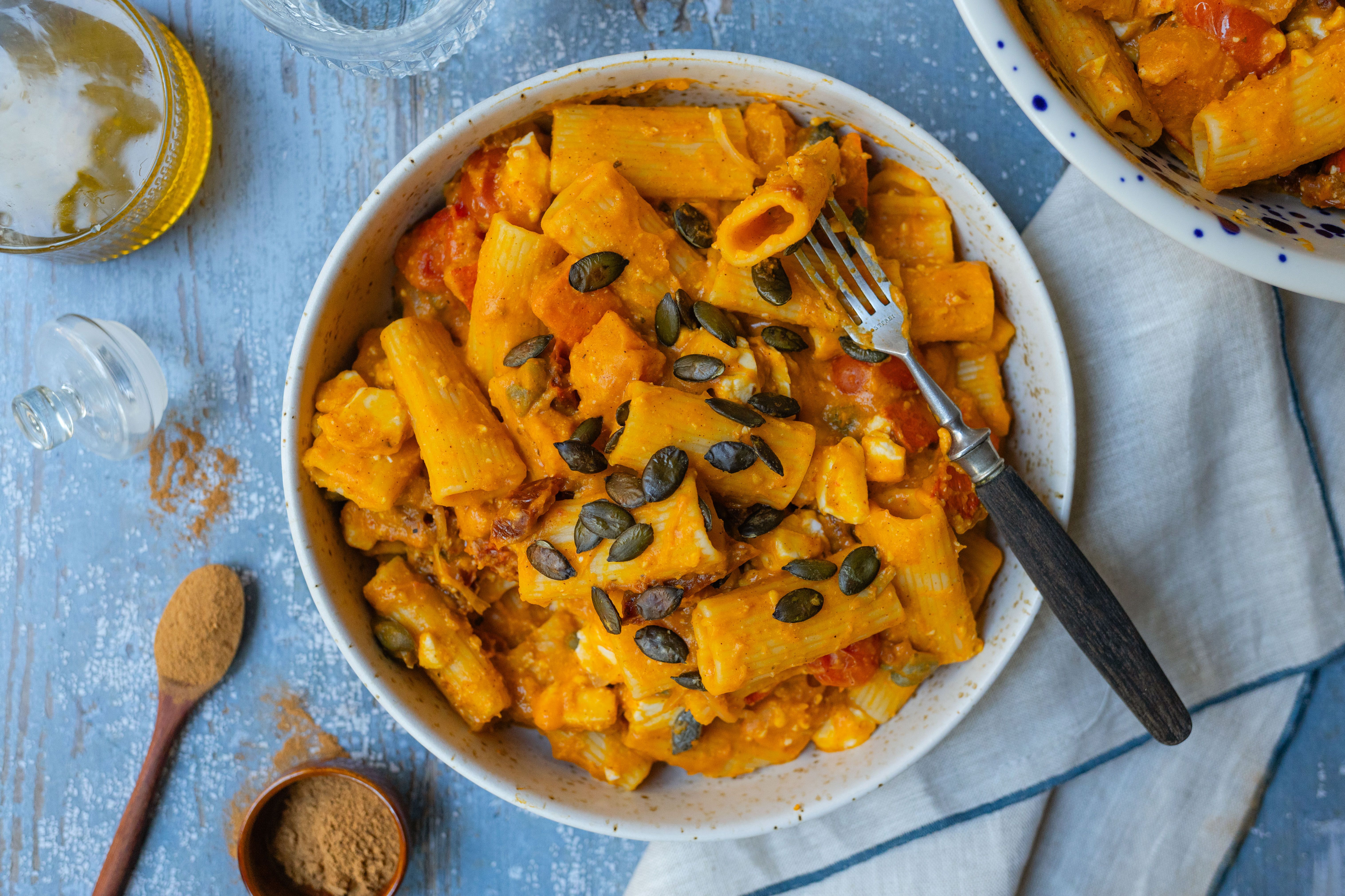 Vegane Kürbis-Pasta mit Tomate & Feta