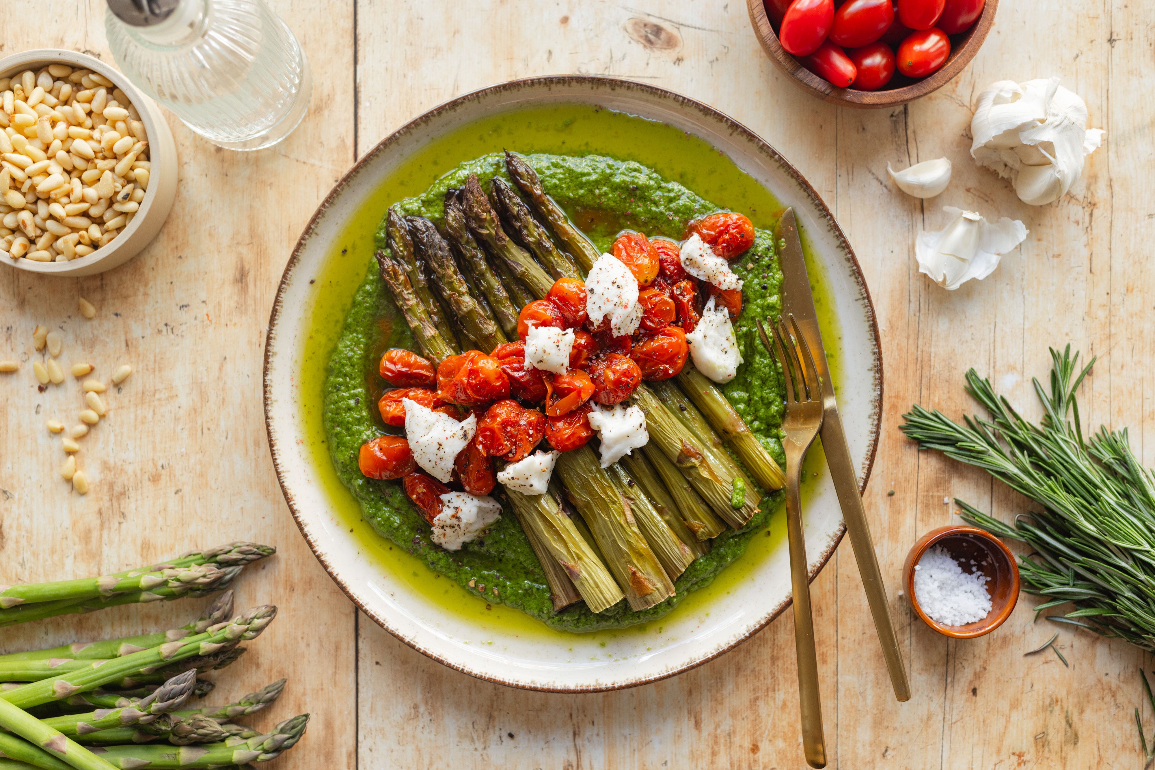 Gebackener grüner Spargel Caprese-Style