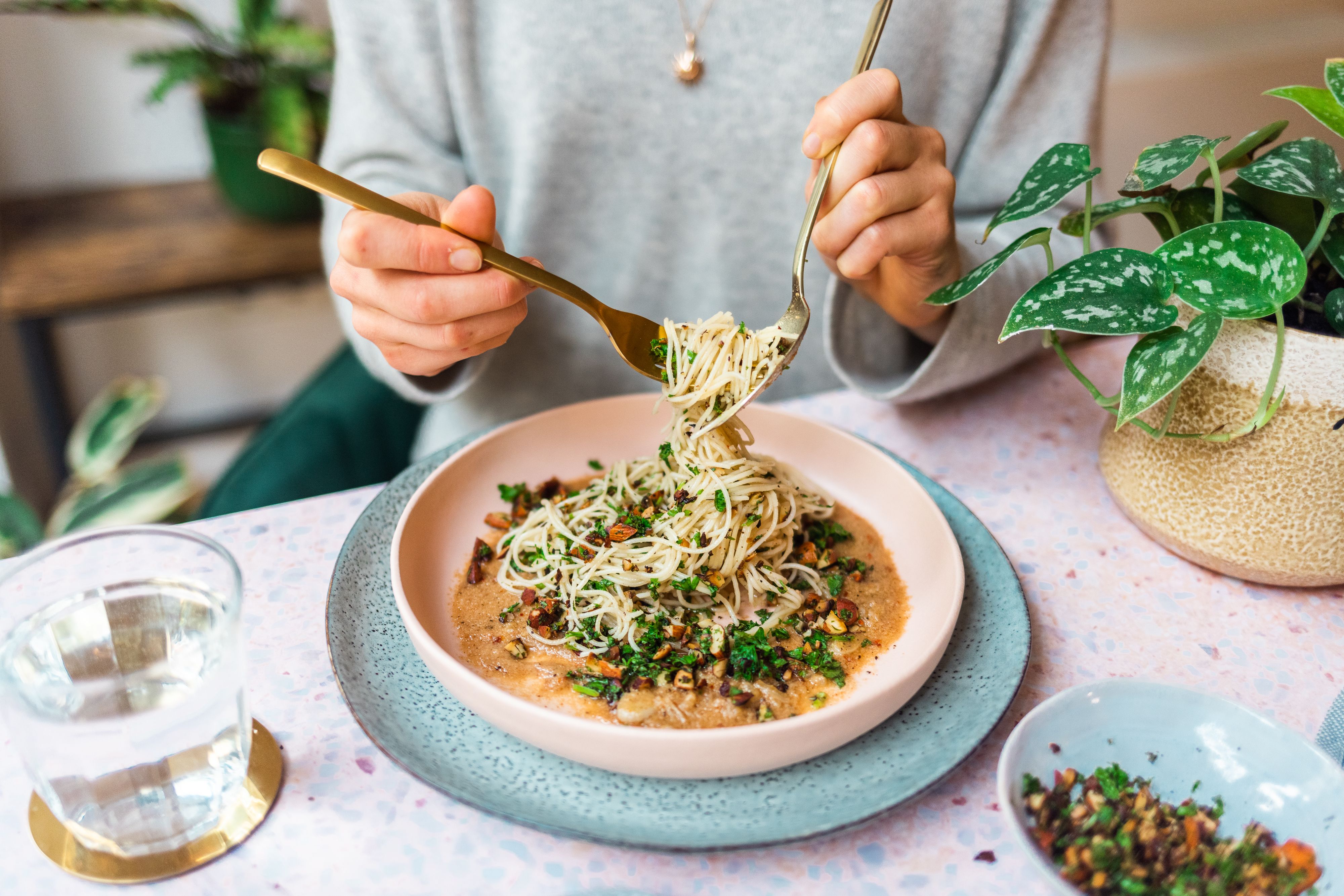 Spaghettini in veganer brauner Butter mit Mandel-Gremolata