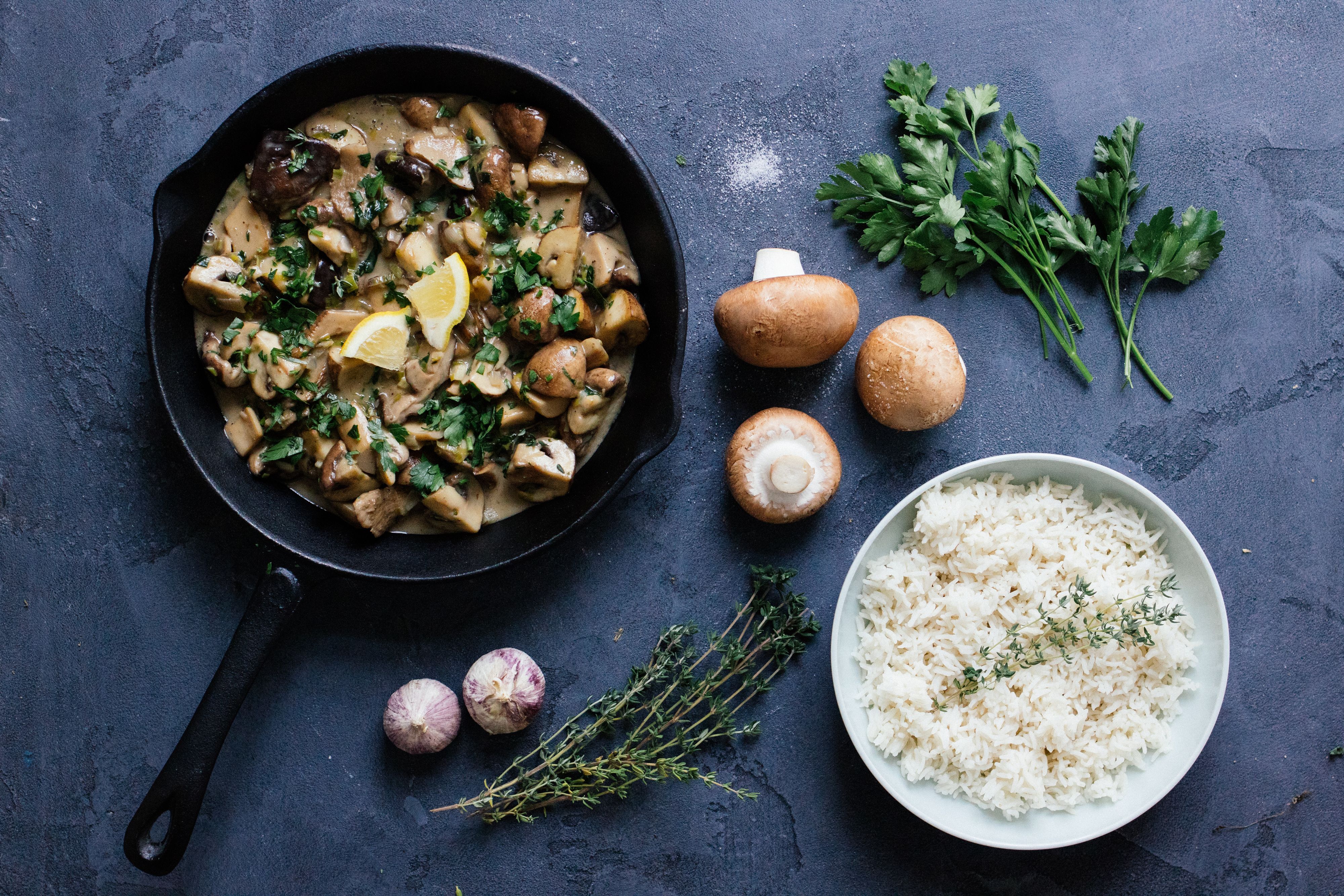 Reis mit Pilzragout in Rahmsoße