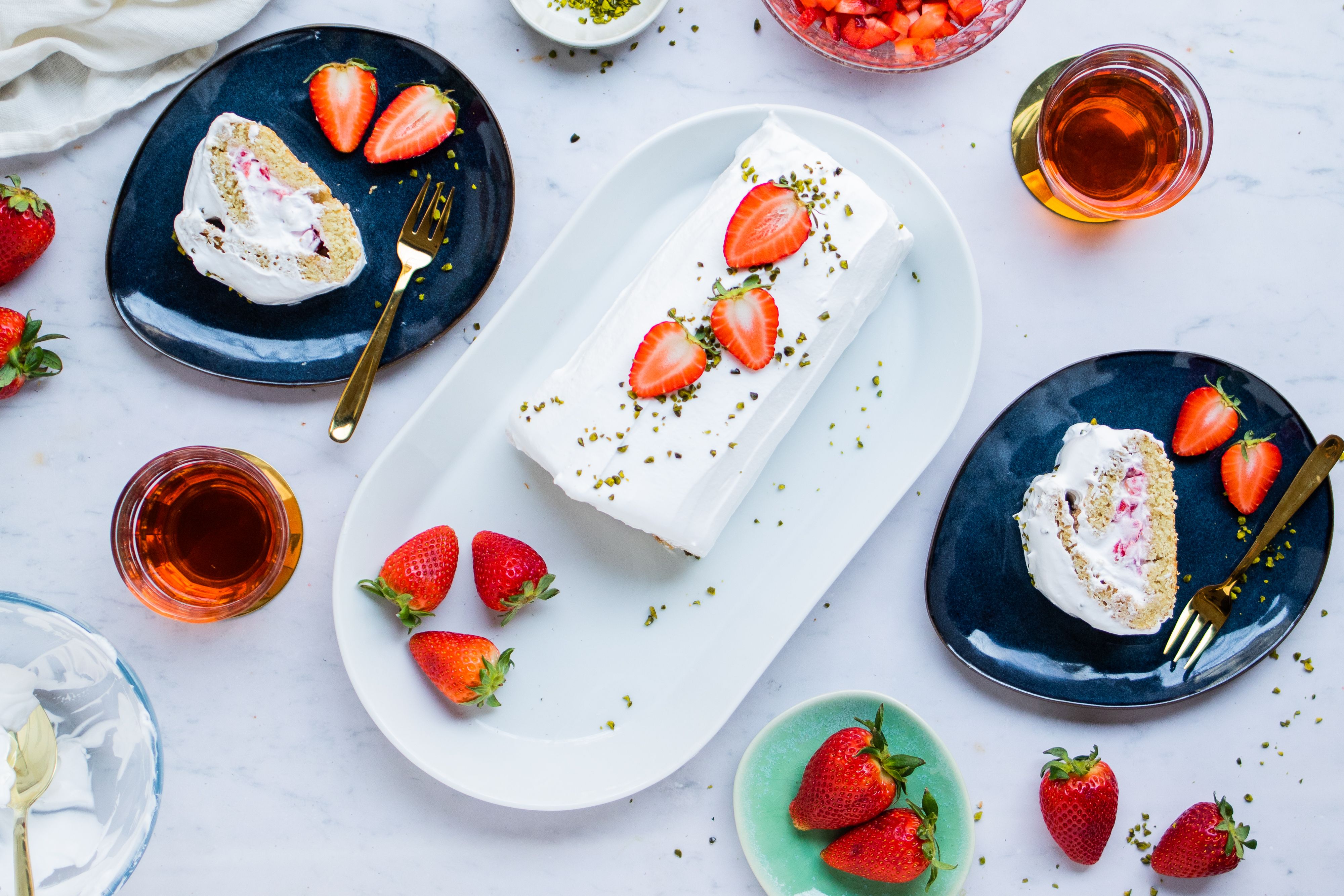 Vegane Biskuitrolle mit Erdbeer-Sahne-Füllung