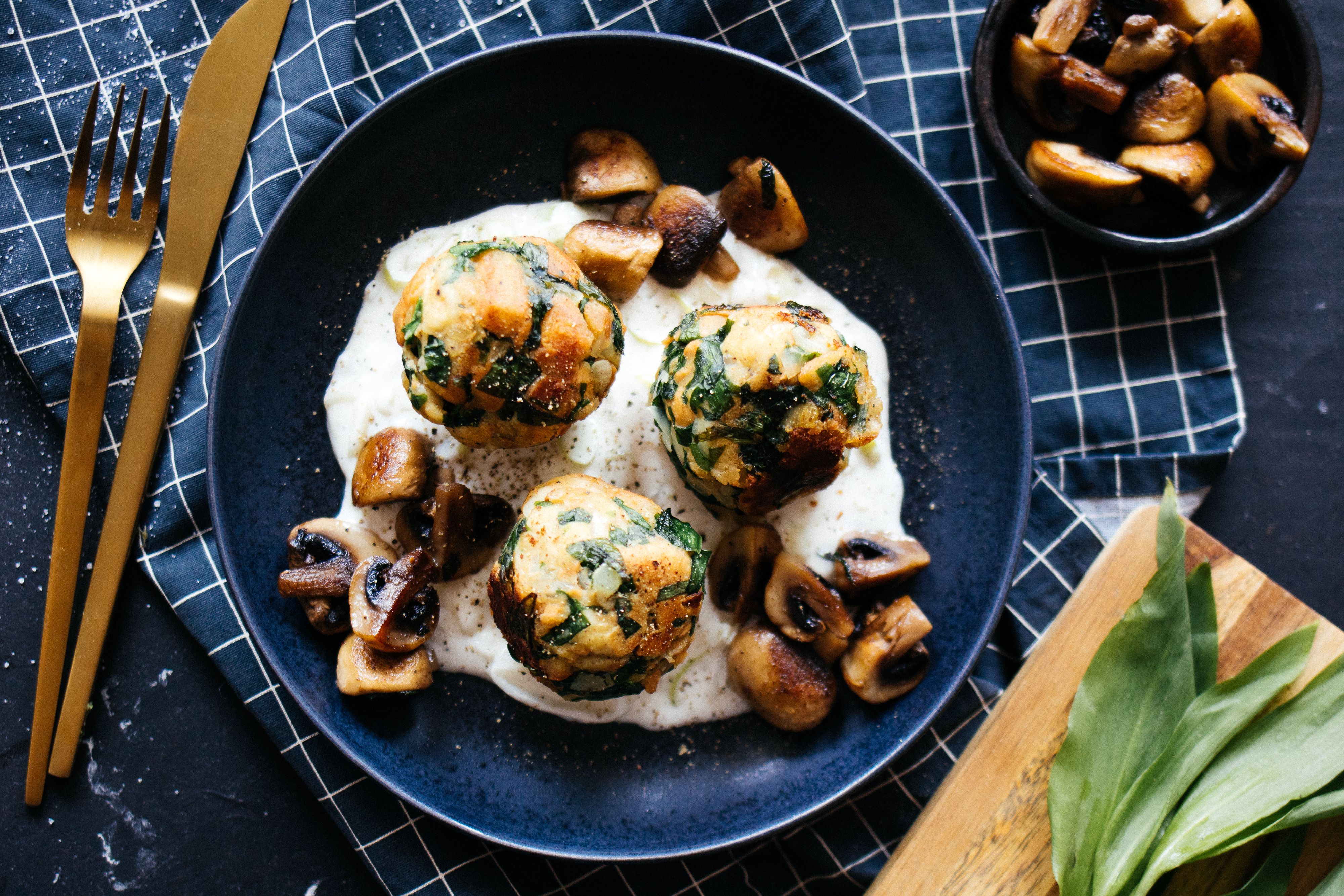 Vegane Bärlauchknödel mit Lauch-Sahne-Sauce