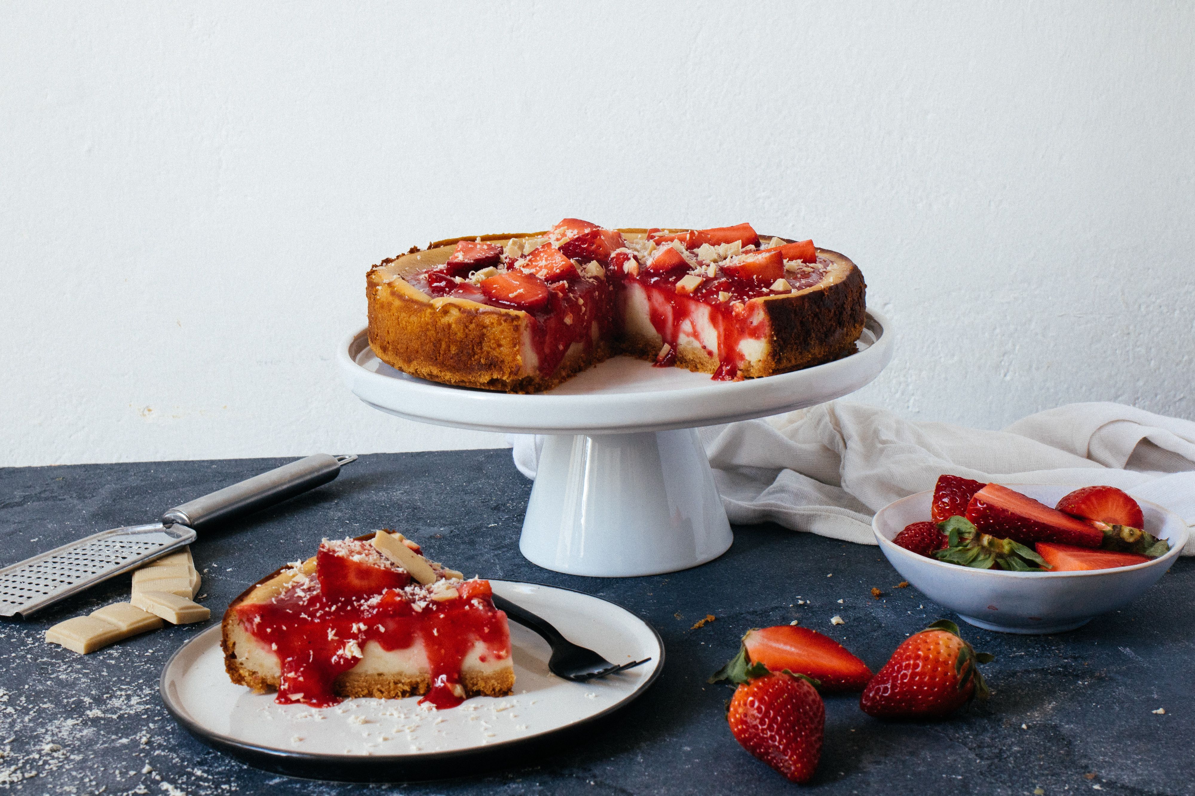 Vegan New York Cheesecake with strawberries & white chocolate
