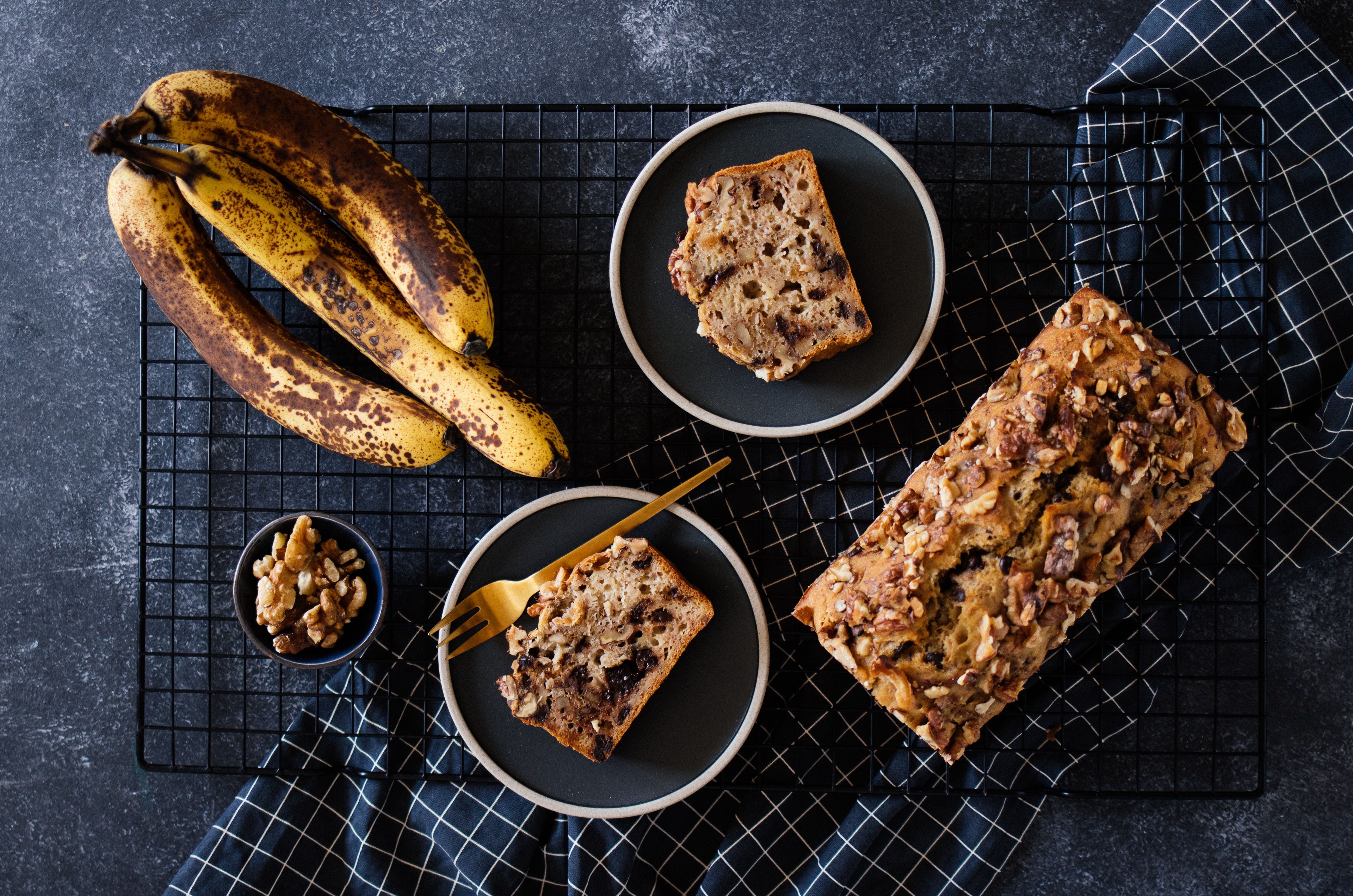 Veganes, simples Bananenbrot mit Walnüssen & Schokolade