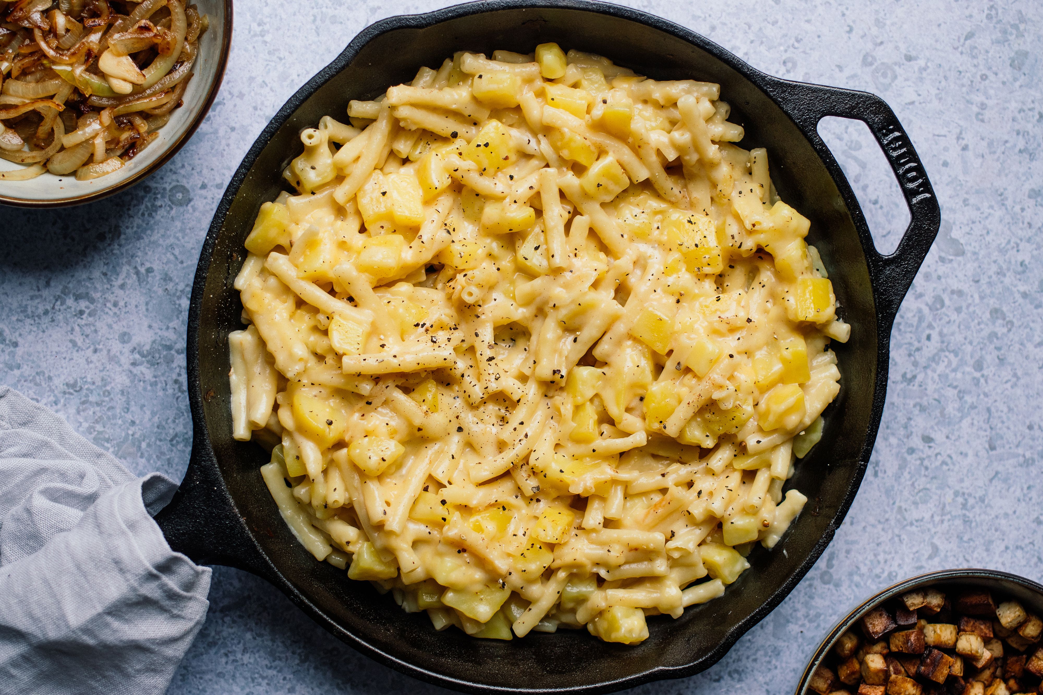R100 Vegan Swiss Macaroni, Potato and Cheese with Applesauce
