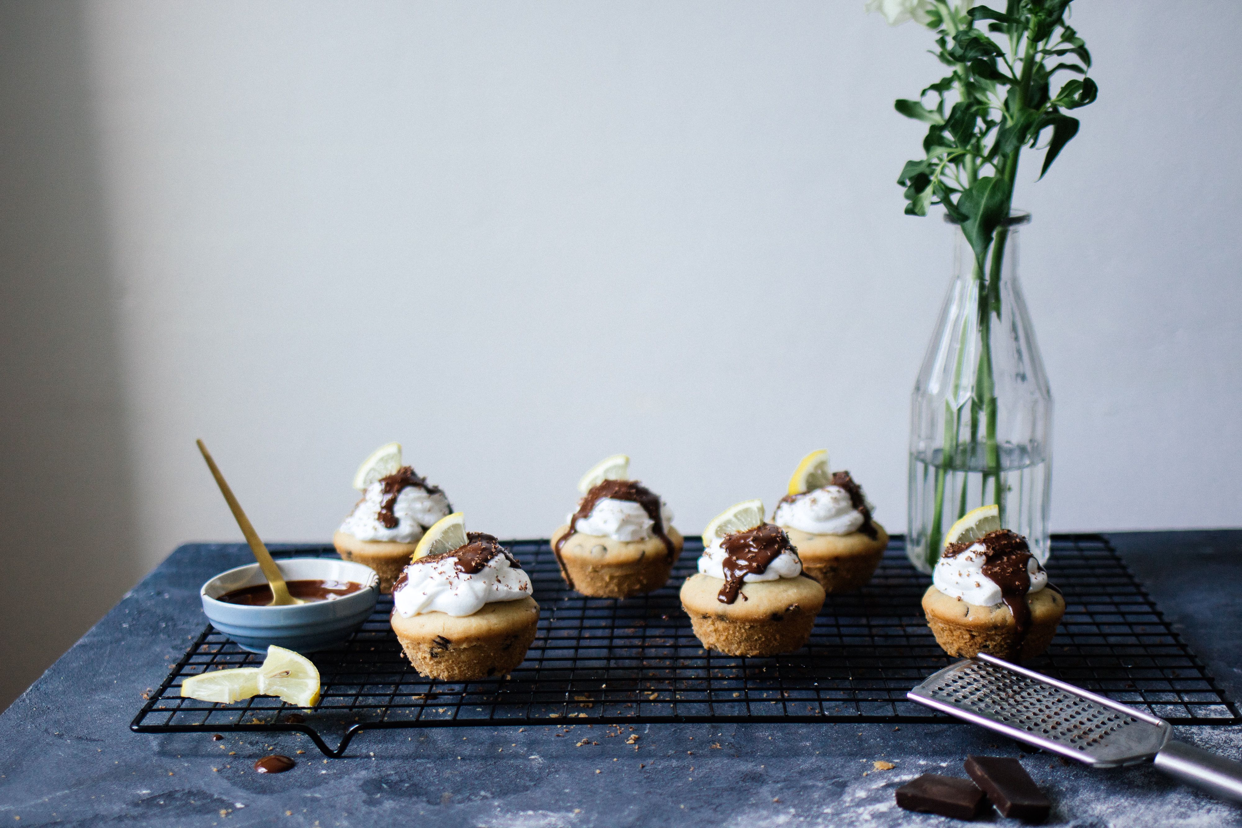 R297 1 Teig, 3 Desserts: Veganer Poke-Cake, Zitronen-Muffins & Lava Cake