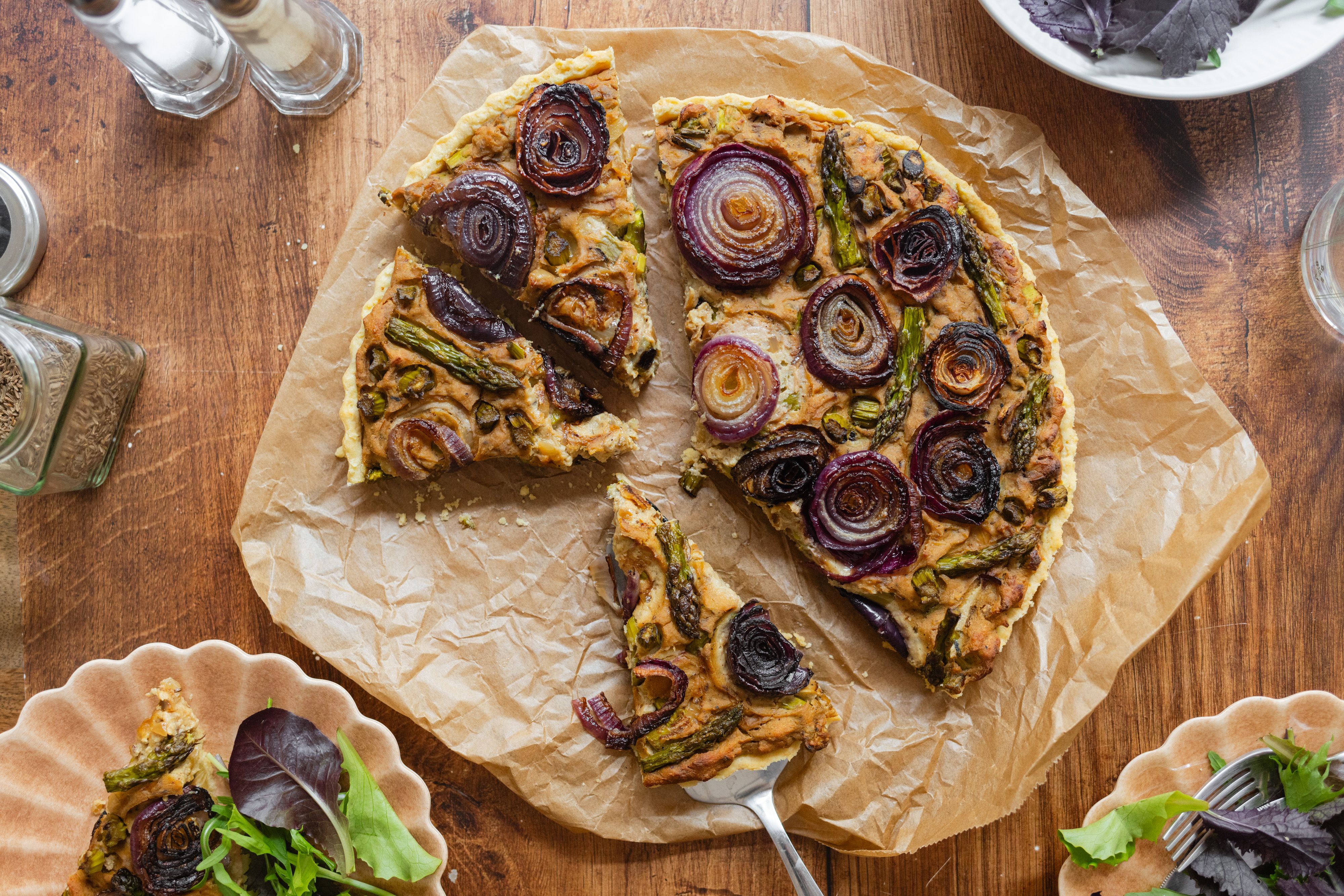 Vegane Zwiebelquiche mit grünem Spargel