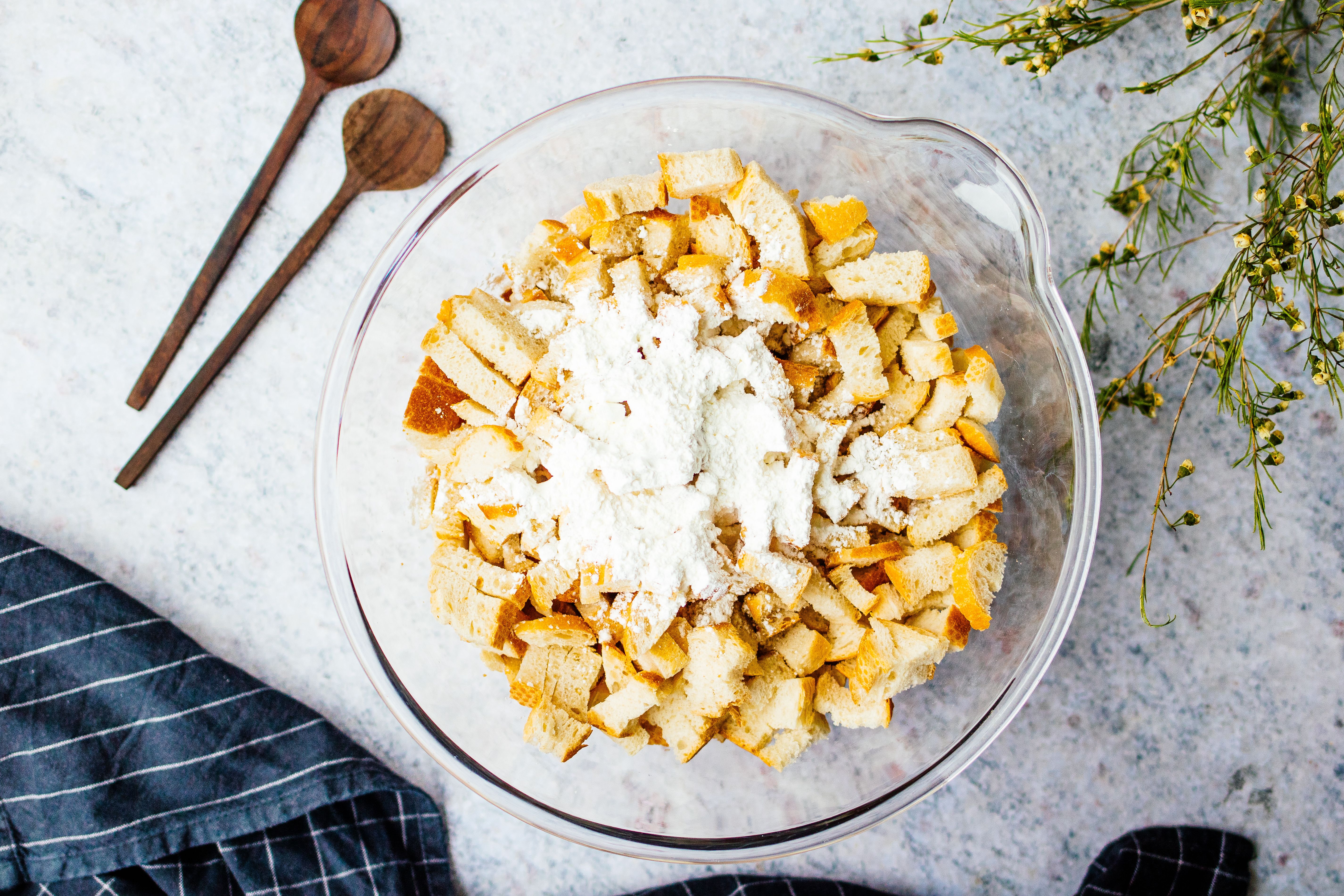 R597 Veganer Nussbraten mit Serviettenknödeln & Zwiebel-Sahne-Soße