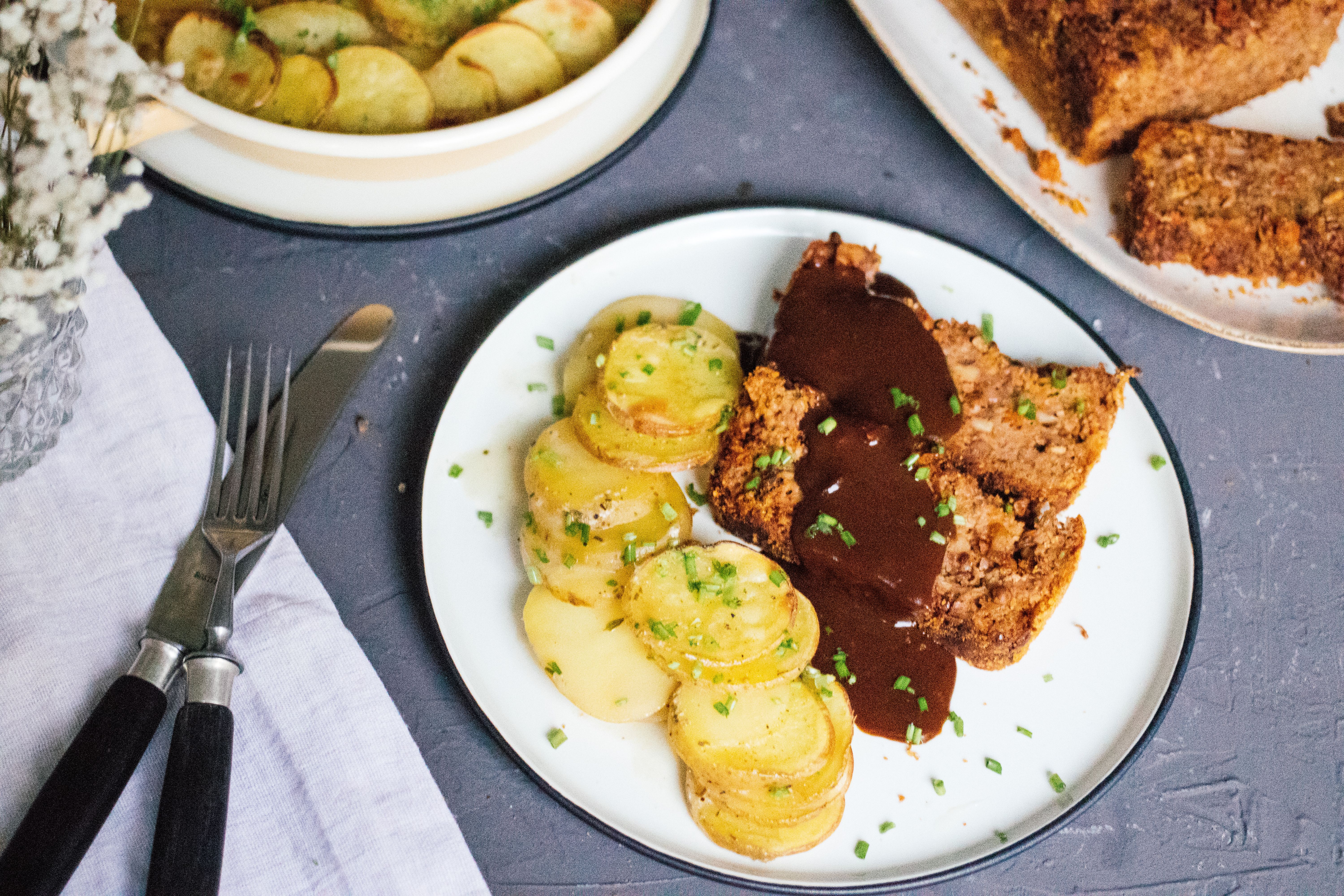 Linsenbraten mit veganem Kartoffelgratin