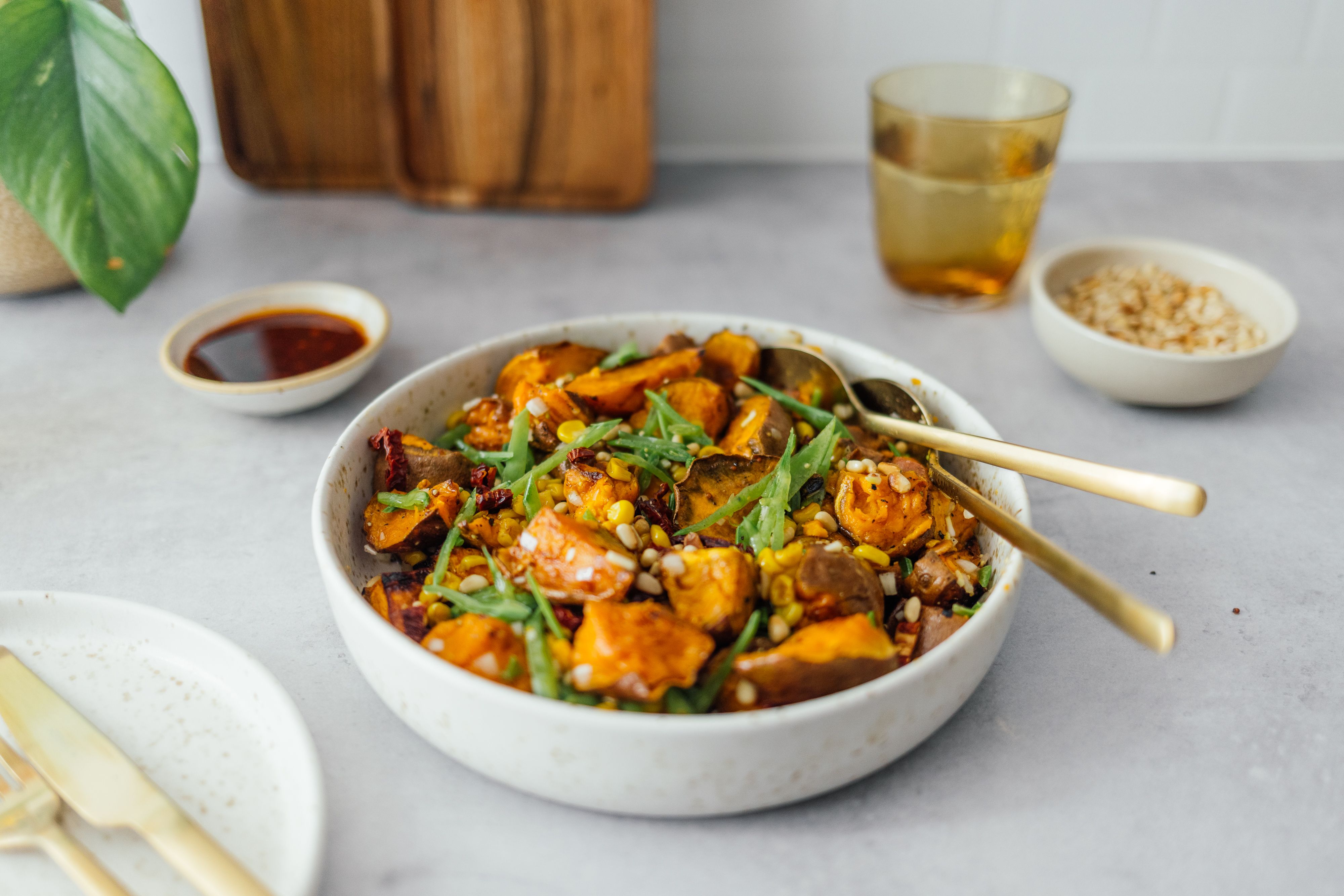 Gebackener Süßkartoffelsalat mit Sesam-Vinaigrette