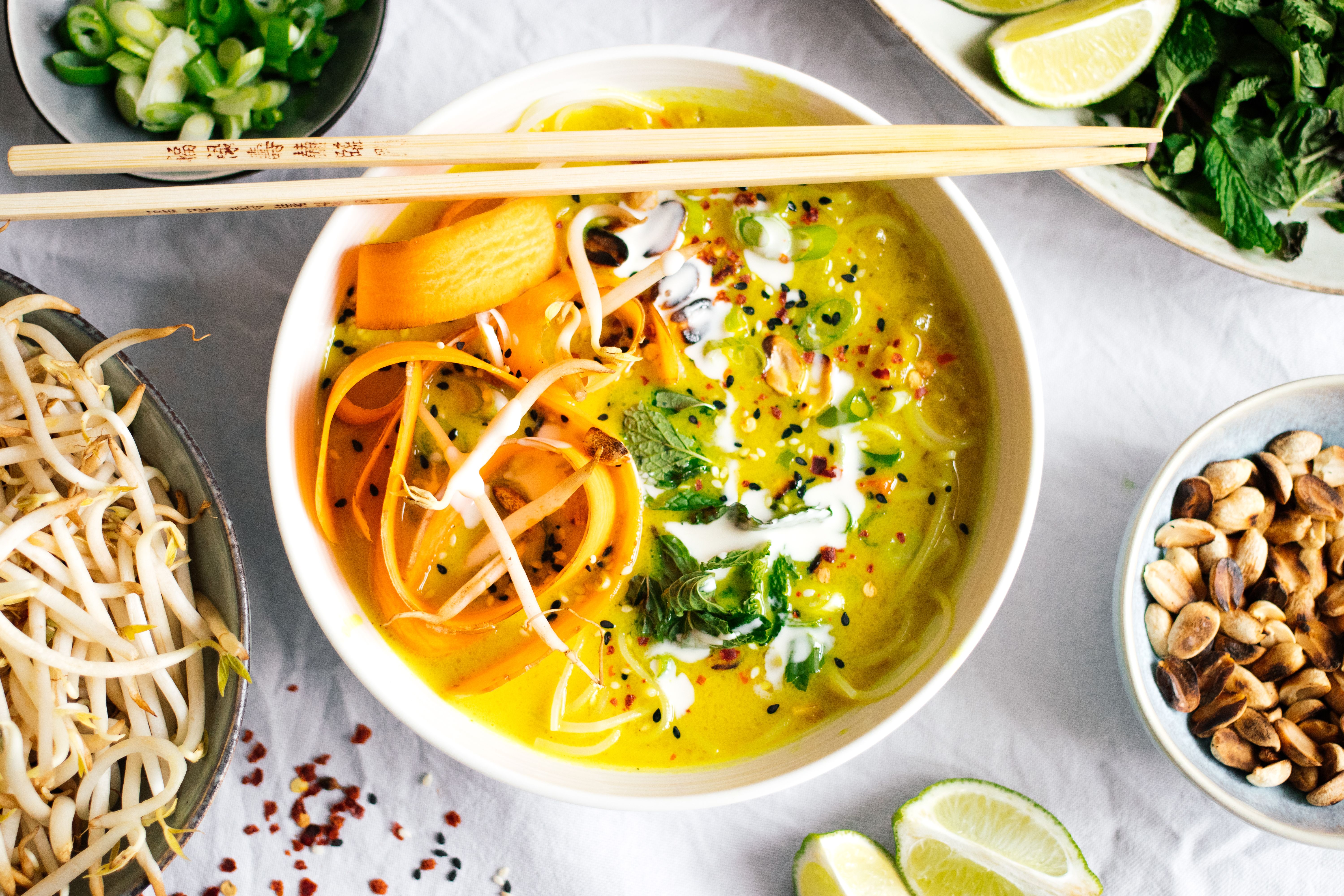 Kurkuma-Kokossuppe mit Reisnudeln
