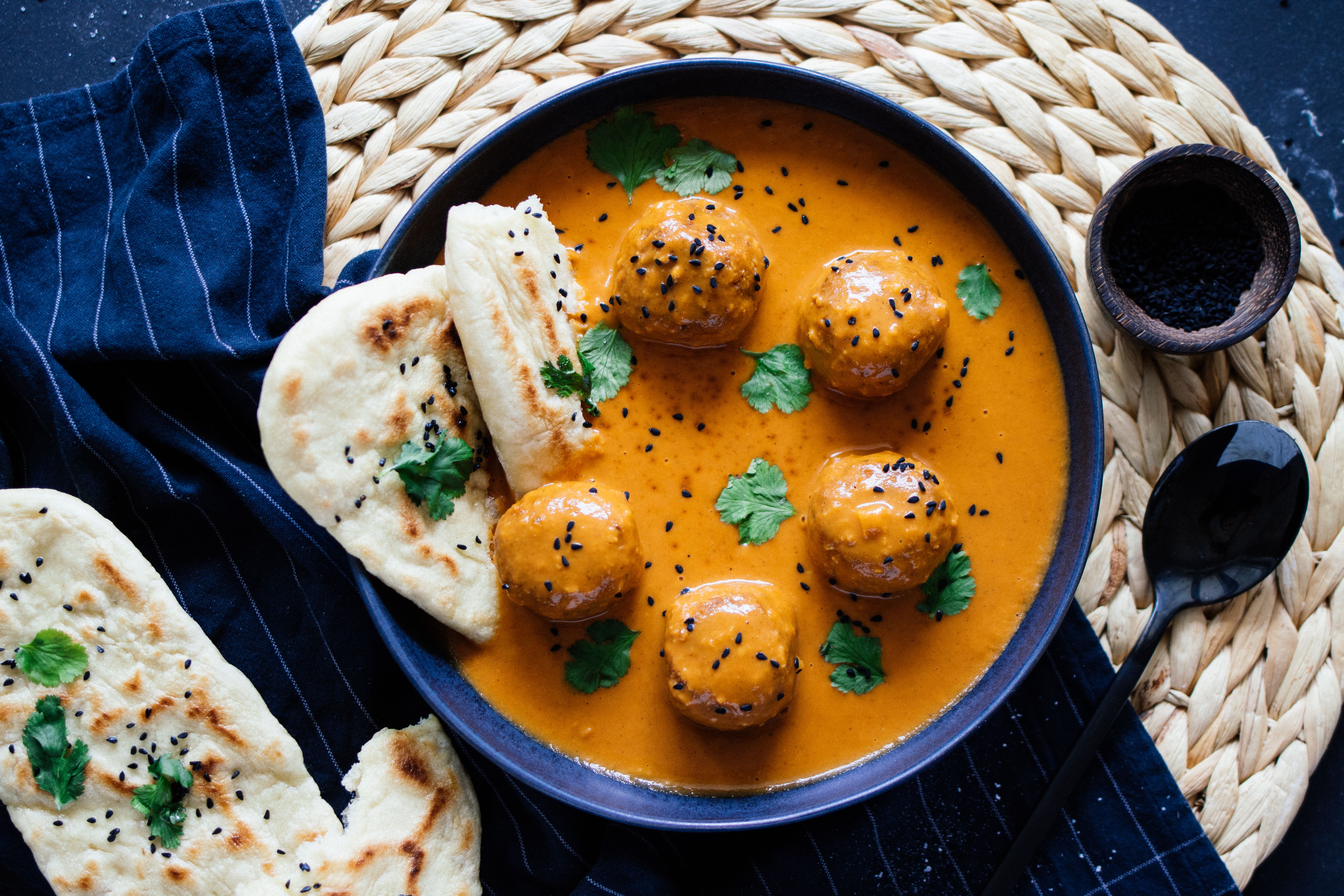 Veganes Falafel Curry mit Naan Brot