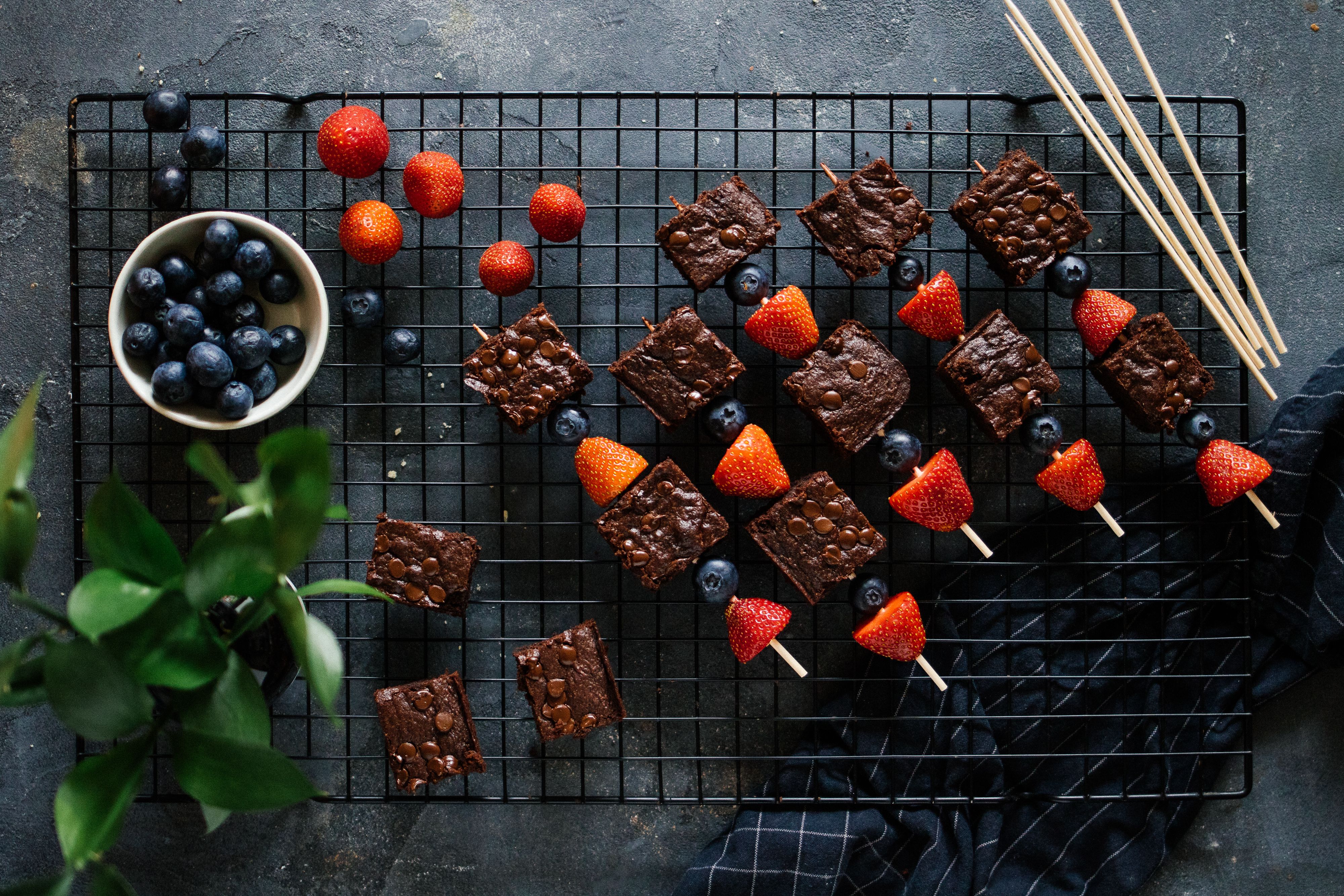 R27 Süße Spieße mit veganen Brownies & Beeren
