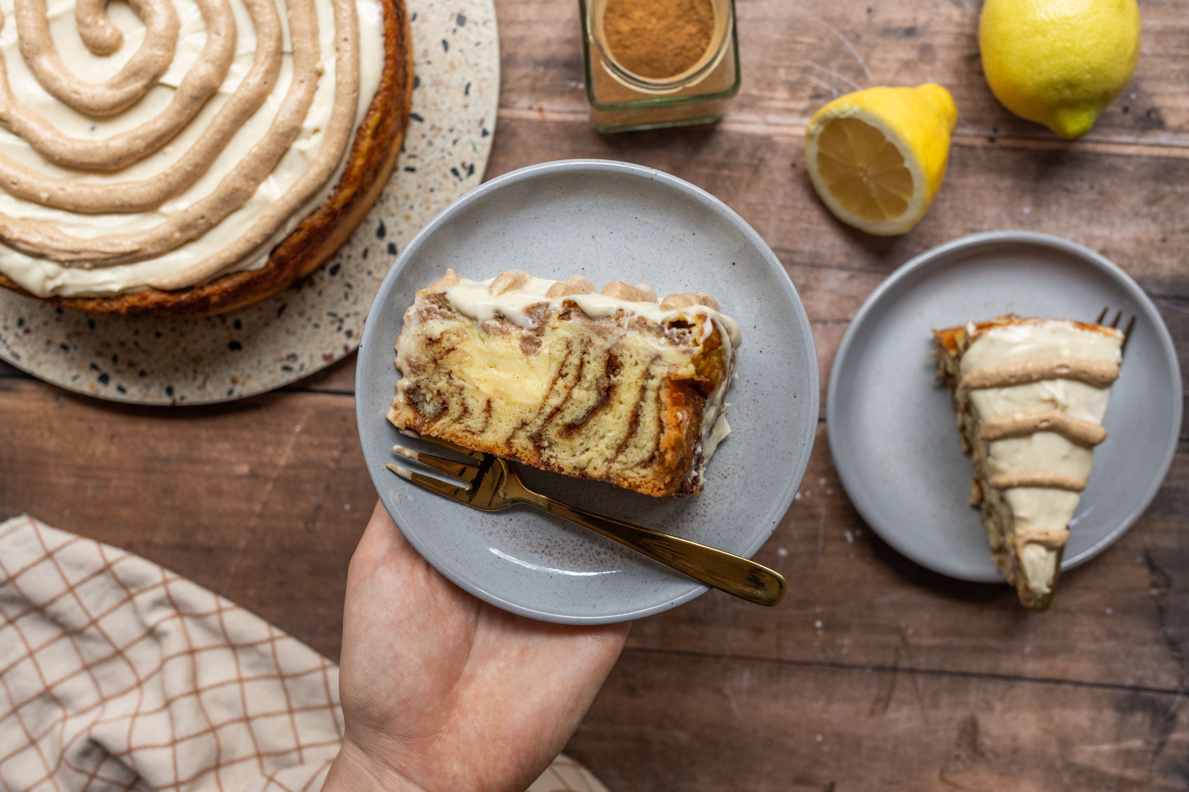 R921 - Cinnamonroll-Cake