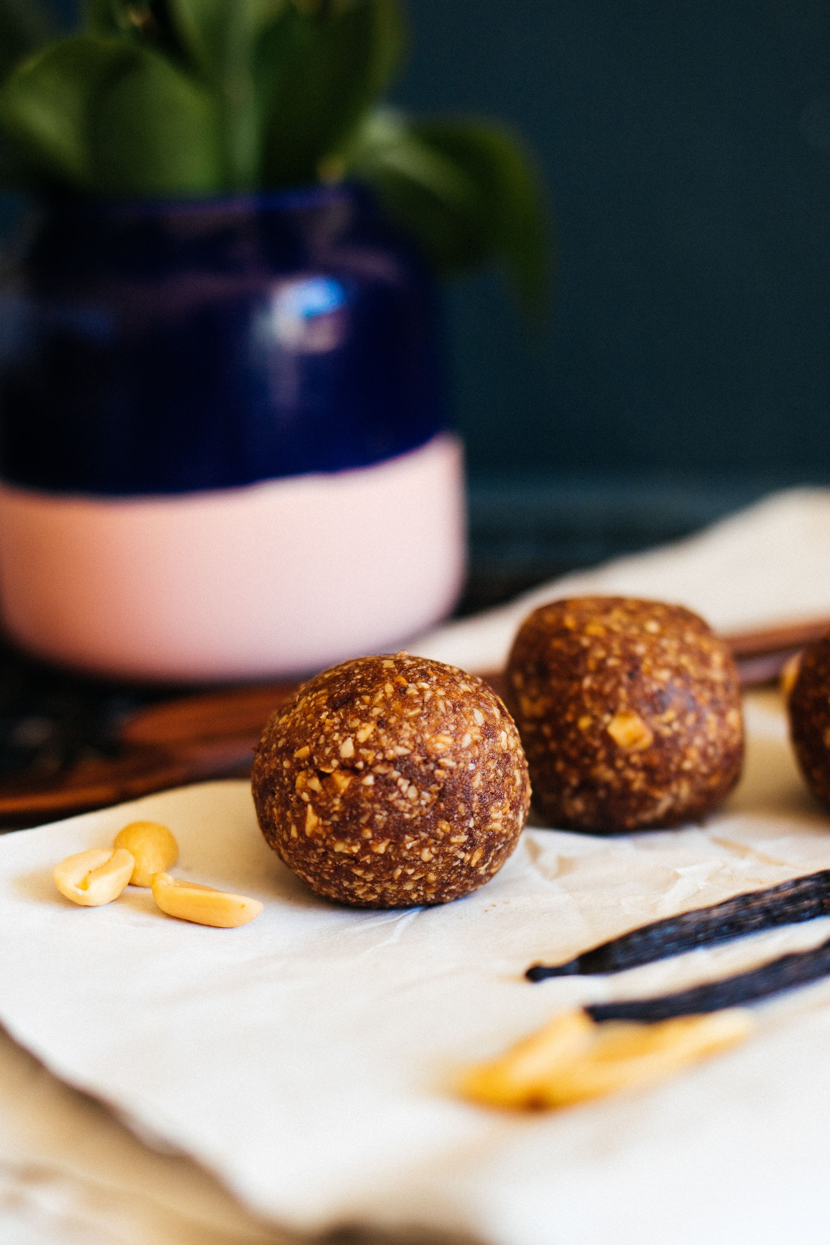 R134 Vegane Snickers Energy Balls