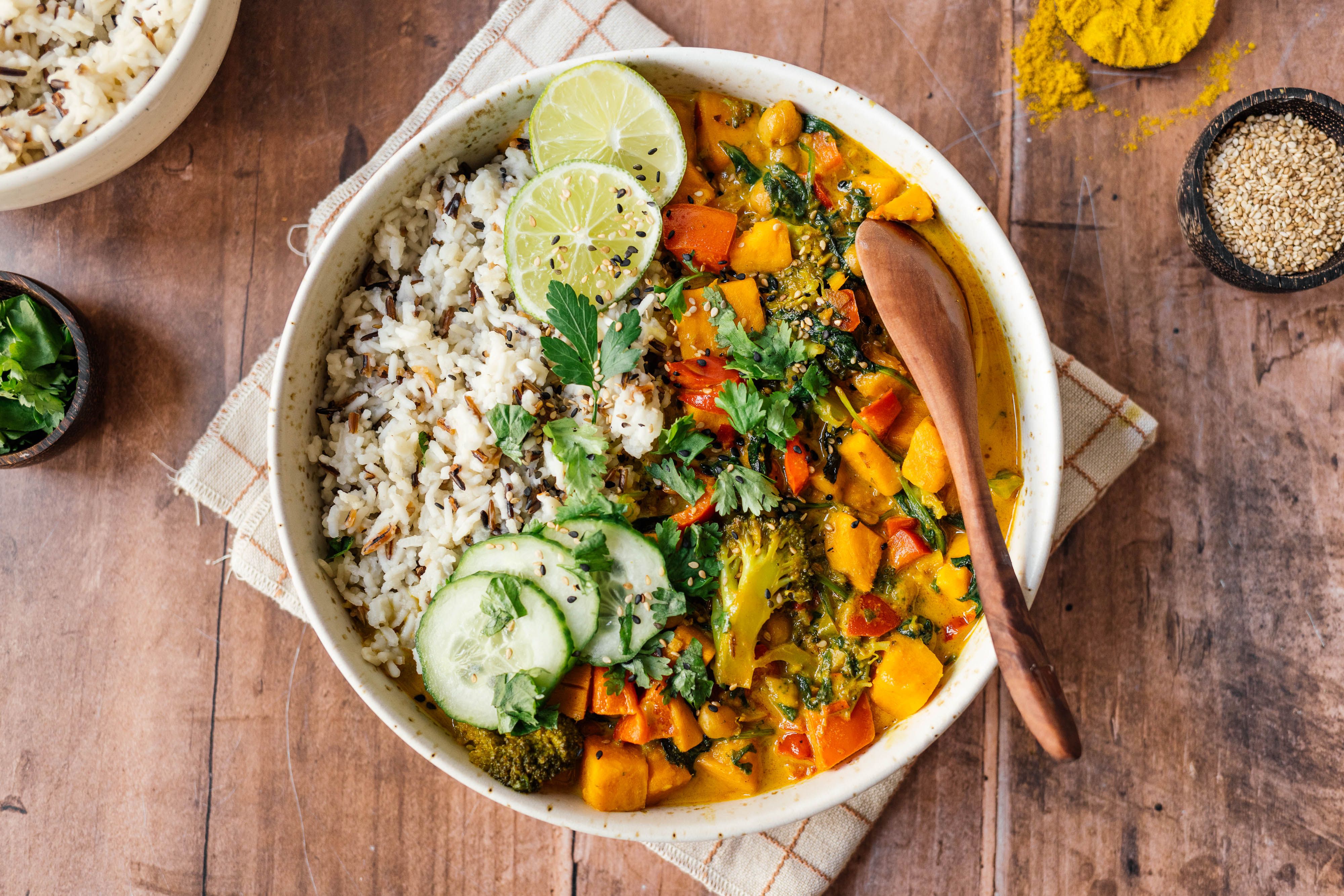 Einfaches, veganes Gemüsecurry mit Reis