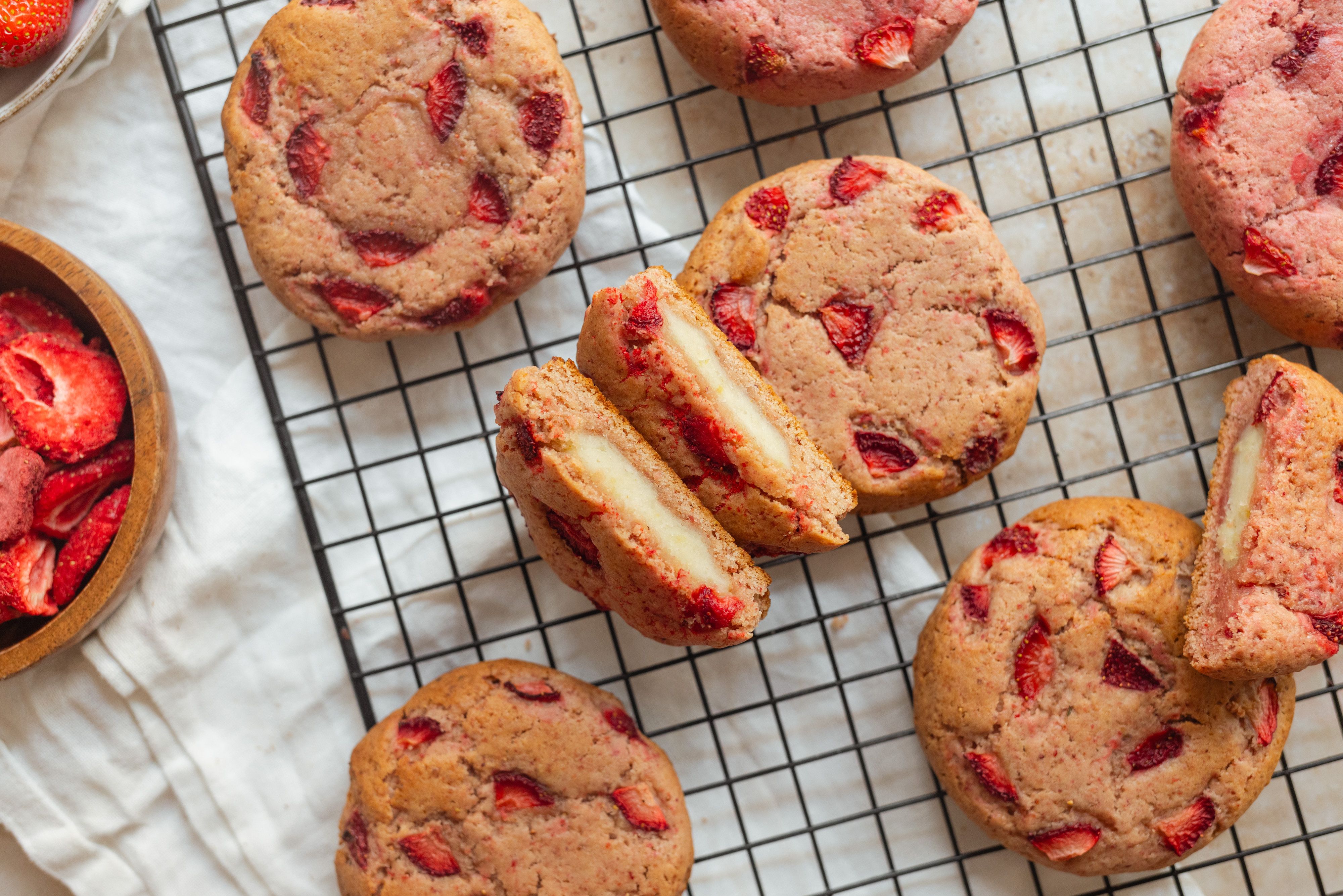 Vegan Strawberry Cheesecake Cookies