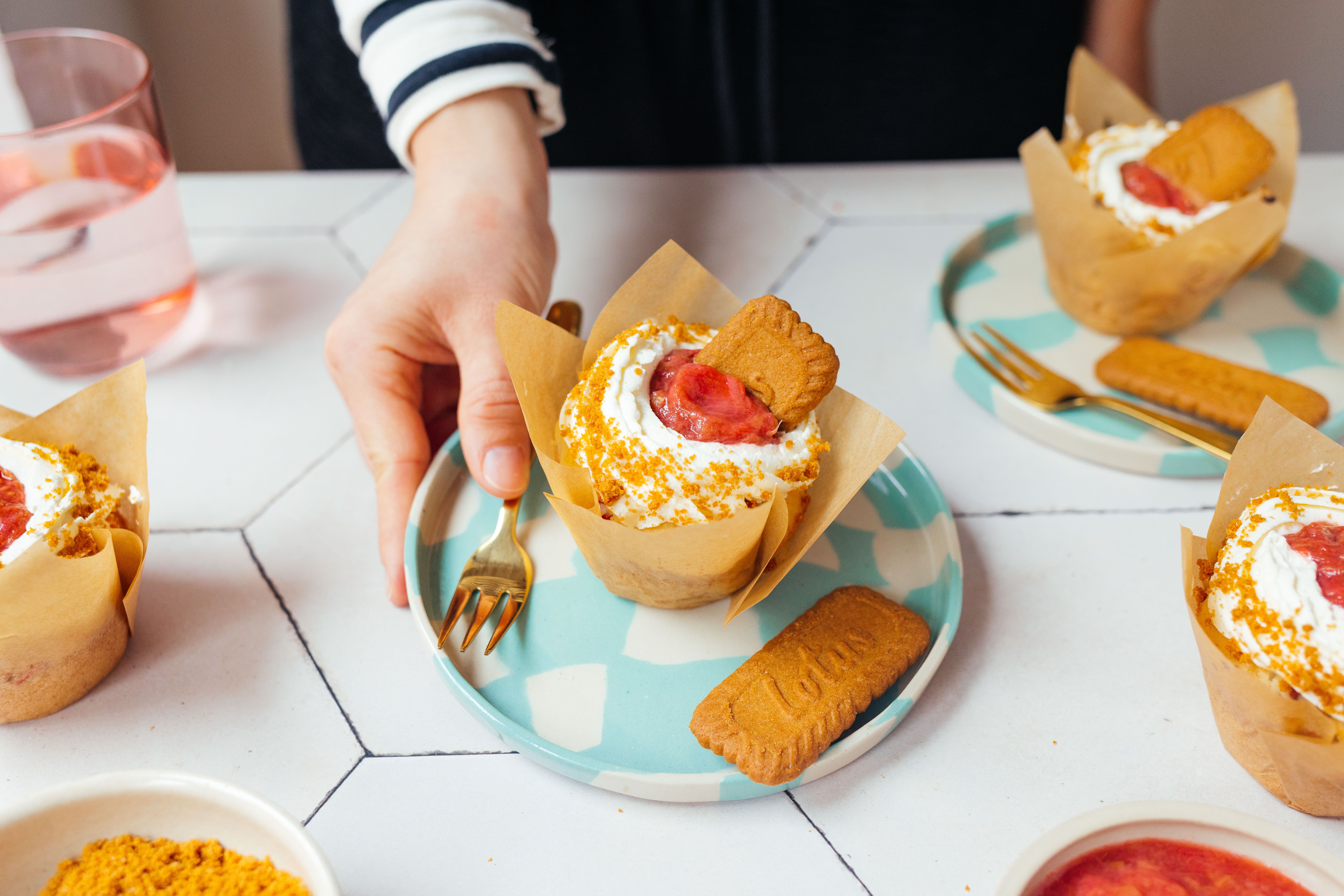 Vegane Rhabarber-Muffins mit Creme & Kompott