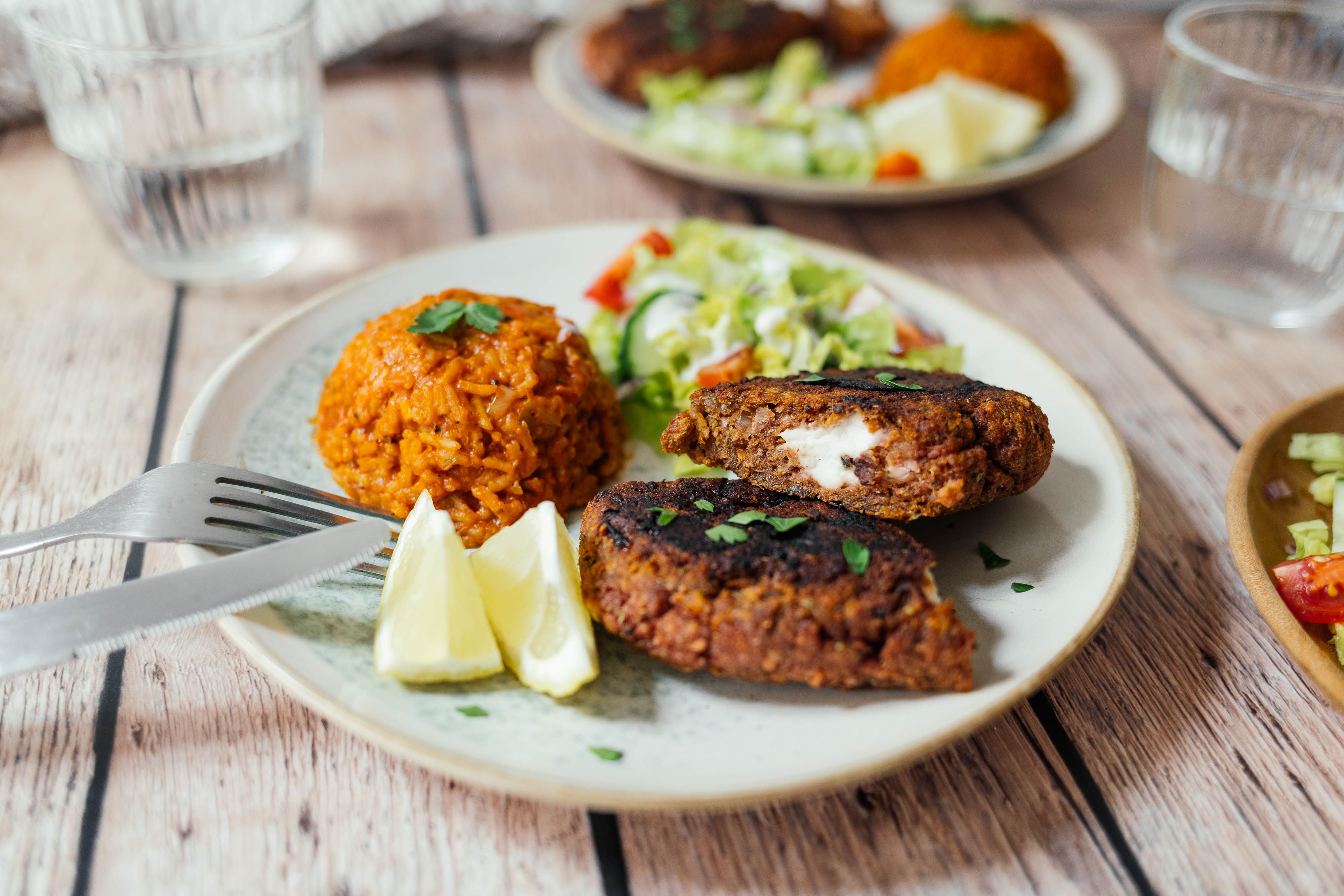 Veganes Bifteki-Steak mit Tomatenreis