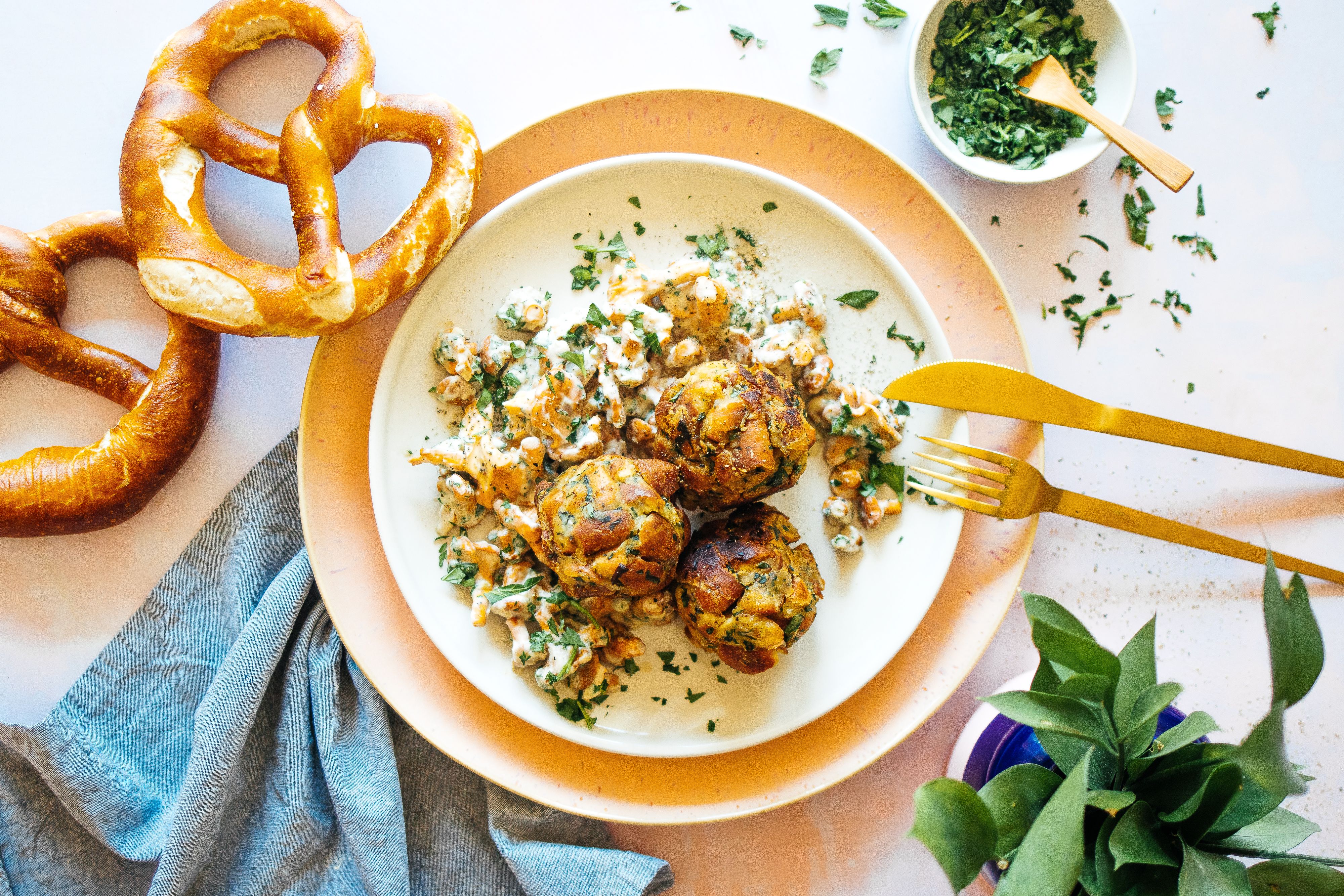 Vegane Brezenknödel mit Pfifferlingsragout