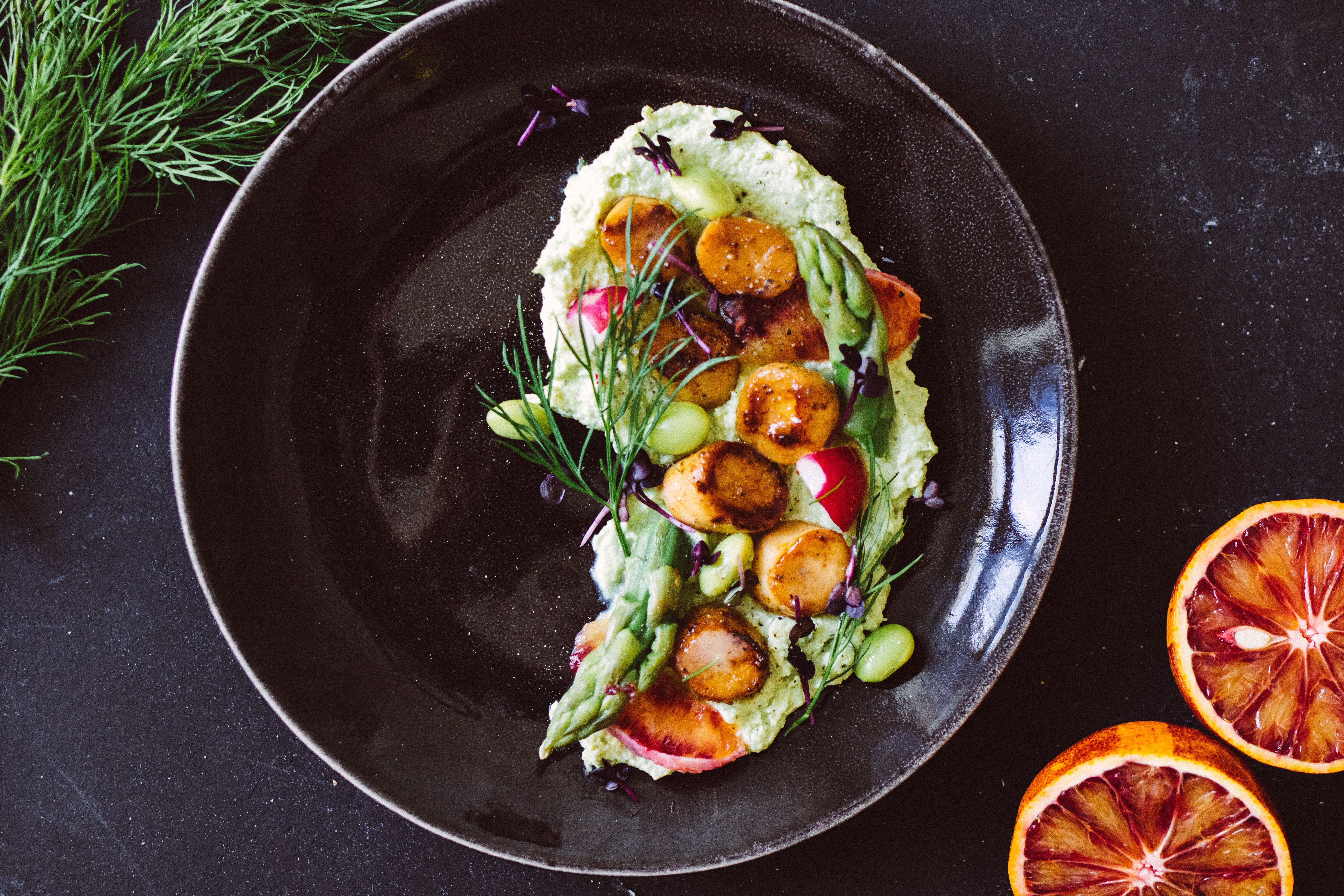 R252 Pilz-Scallops mit grünem Spargel