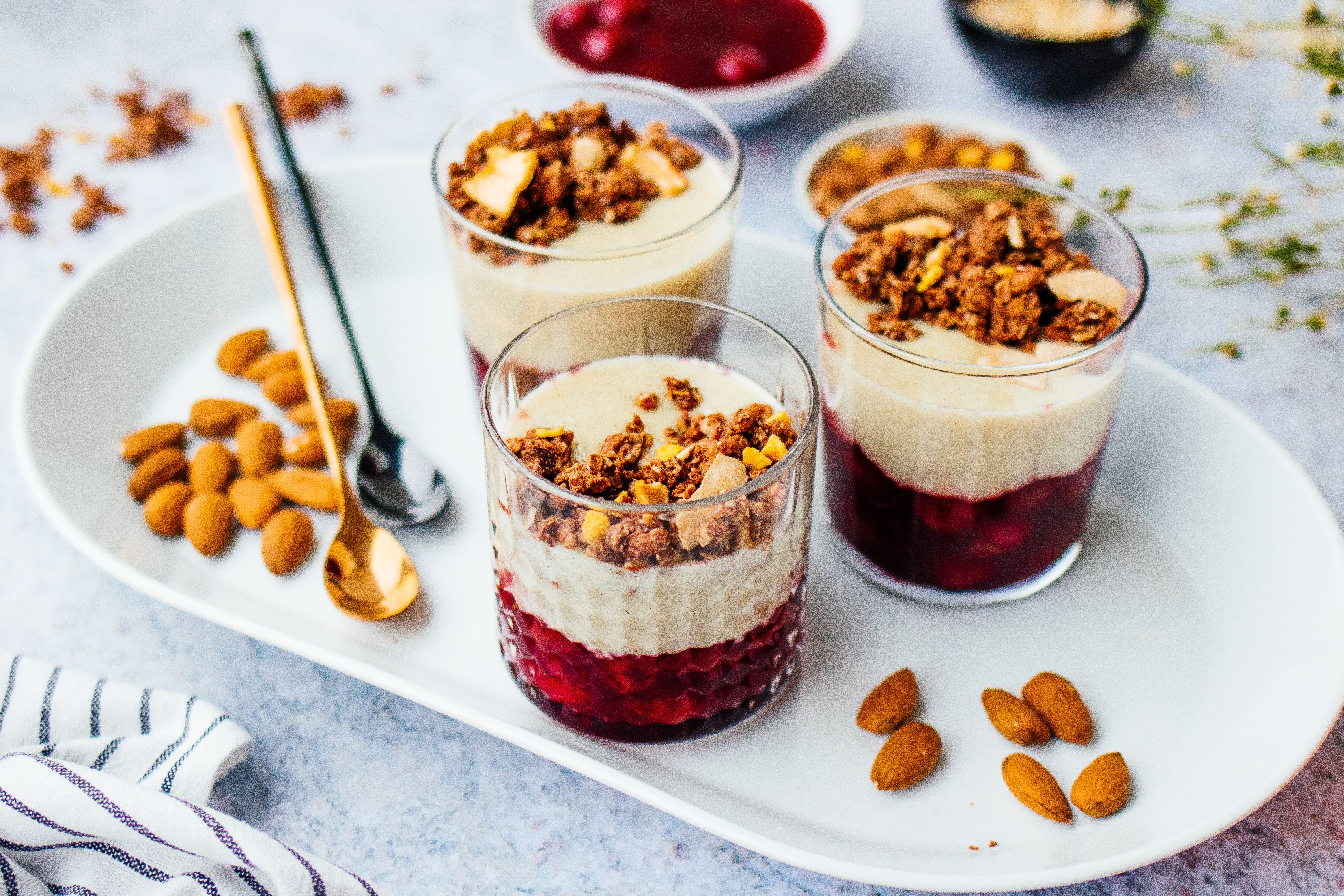 R545 Veganes 20-Minuten-Dessert mit Grießbrei und Kirschen
