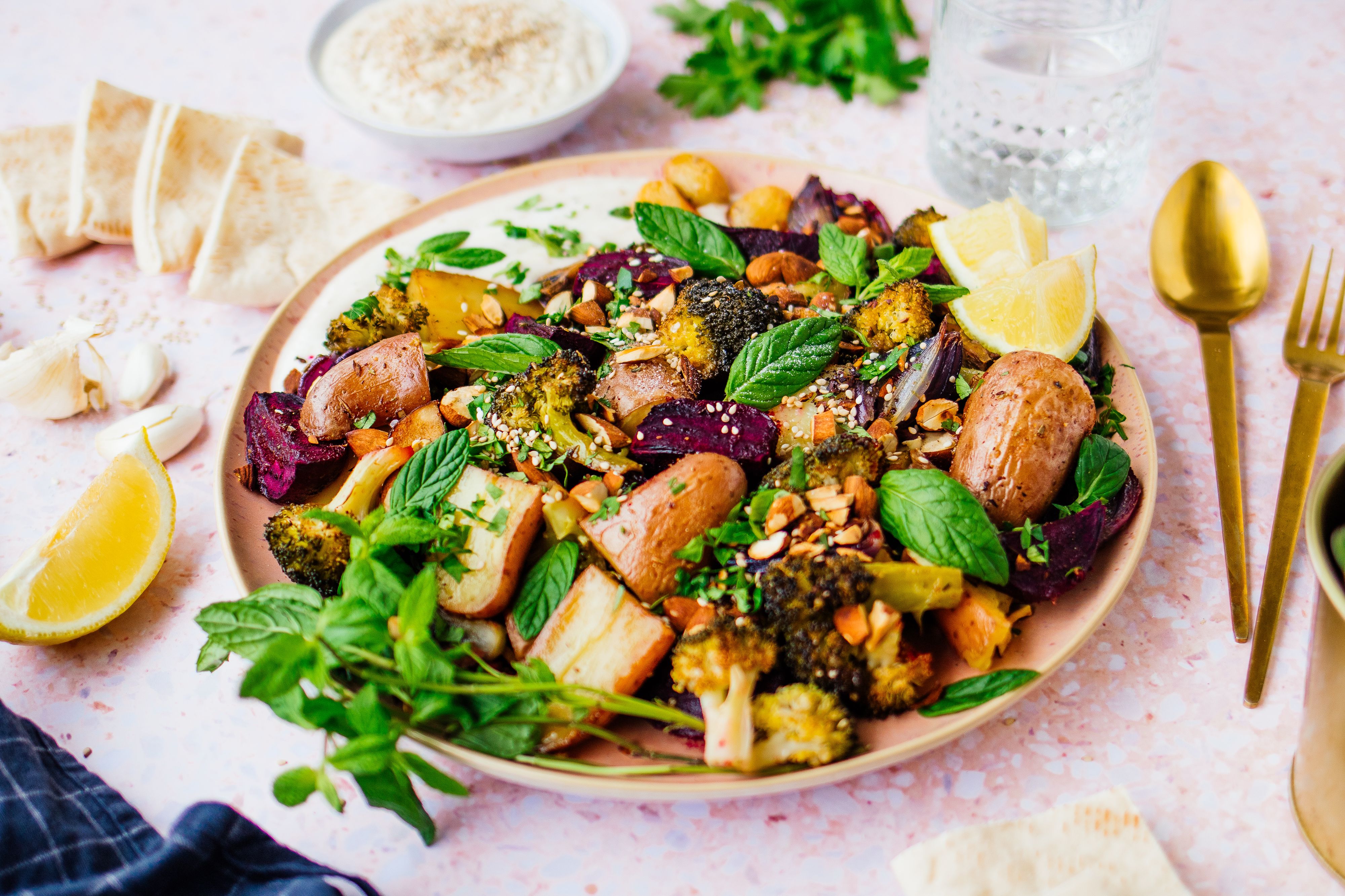 R607 Vegane Tahin-Joghurt-Creme mit geröstetem Brokkoli, Pilzen & Mandeln