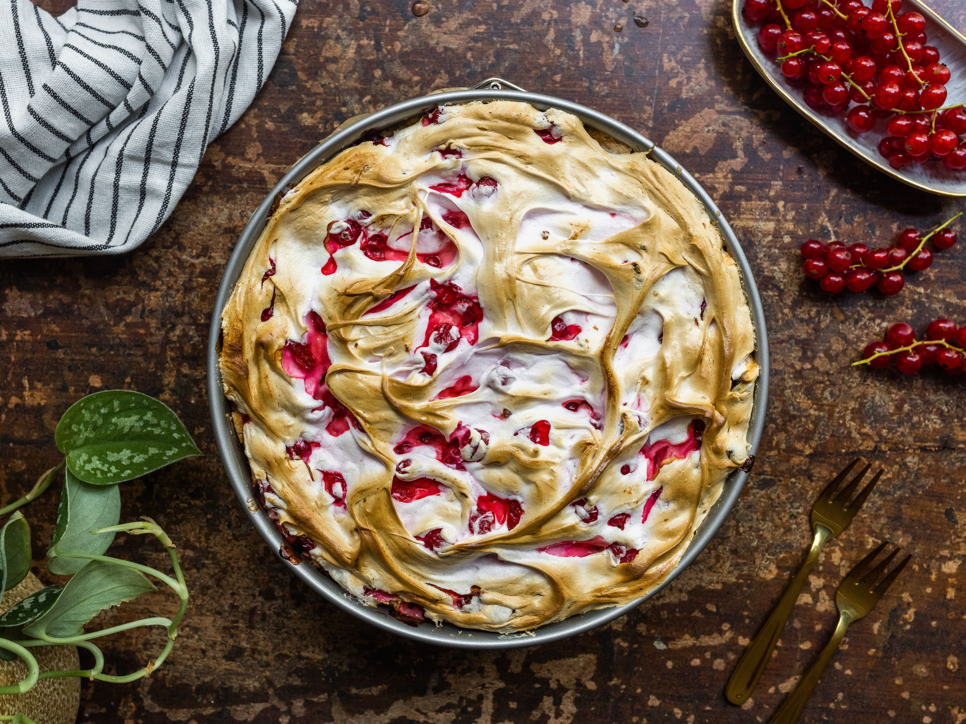 R662 Vegan Red Currant Meringue Cake