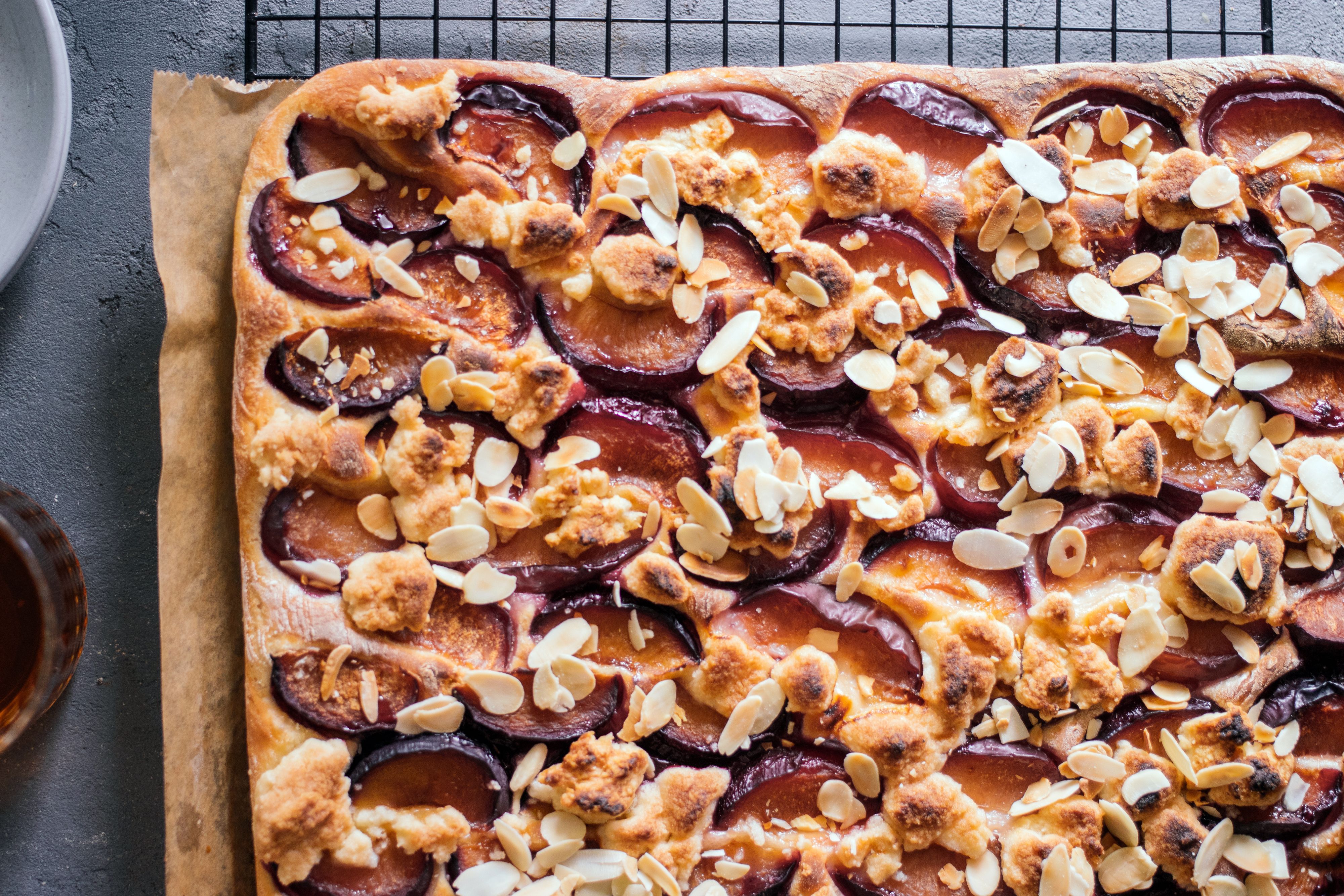 R523 Vegan Sheetpan Plum Cake with Yeast Dough and Crumble Topping