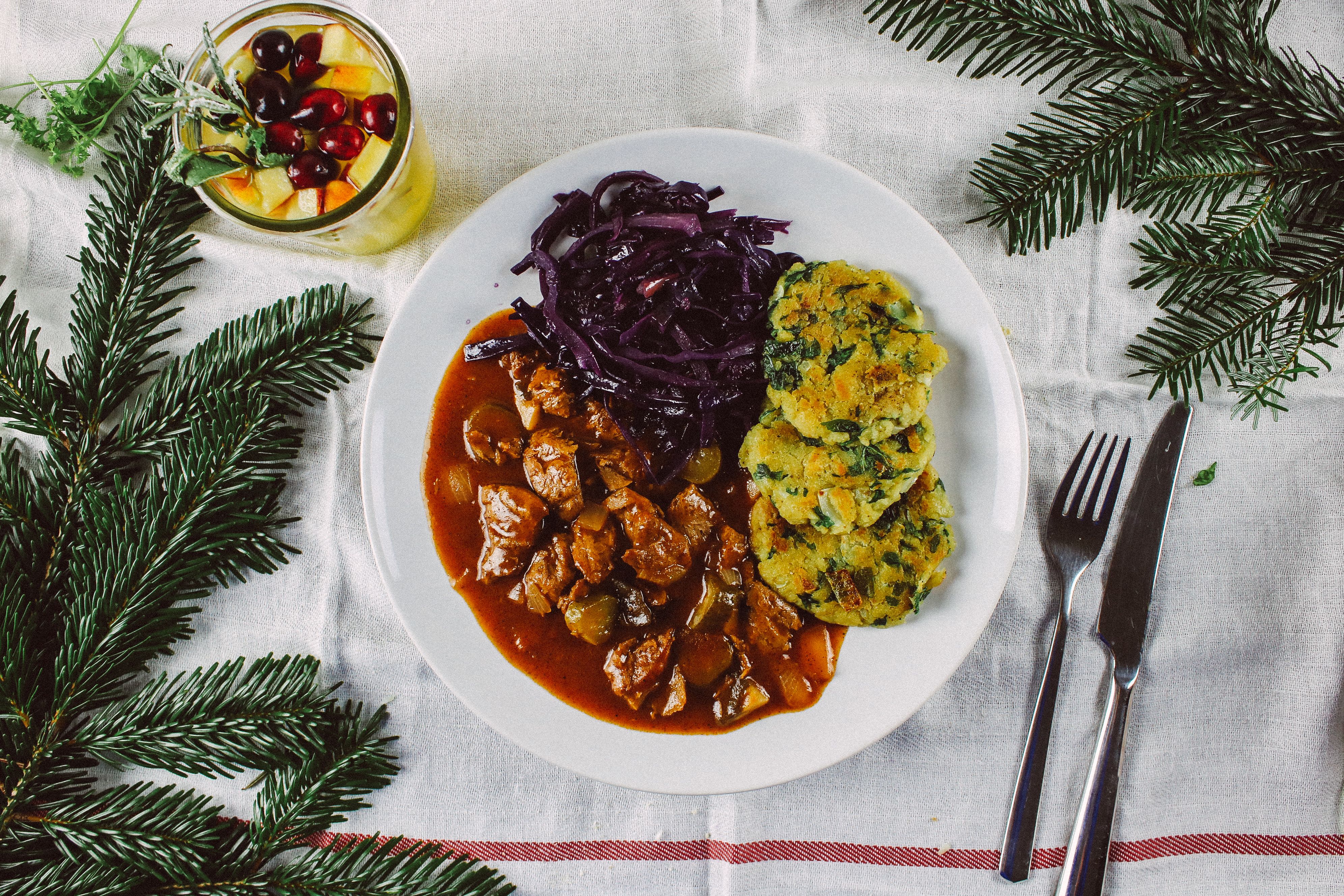 R108 Spinatknödel mit veganem Gulasch und Rotkraut