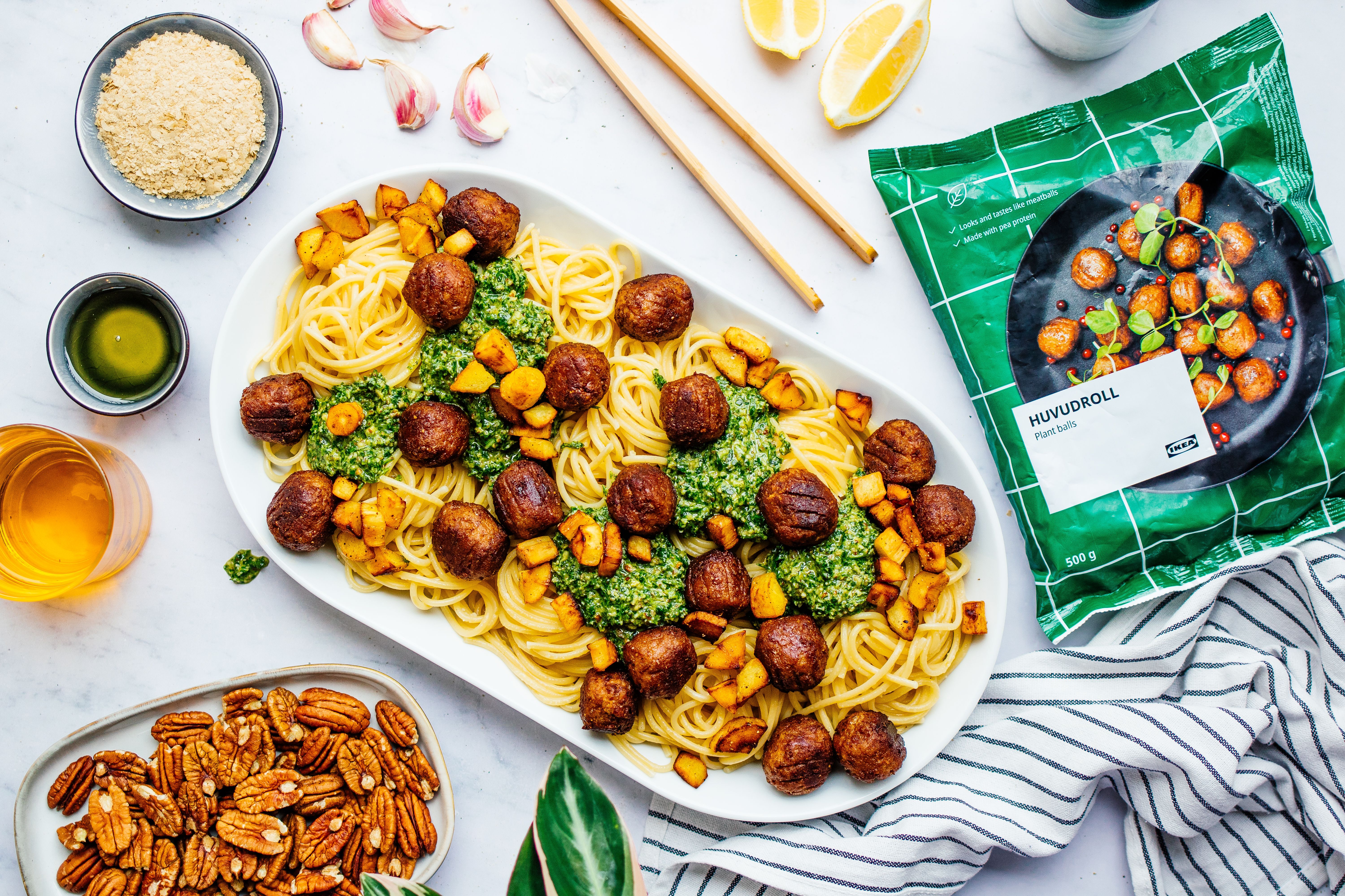 R604 Spaghetti mit Rucola-Pesto, pflanzlichen Bällchen & Pastinake