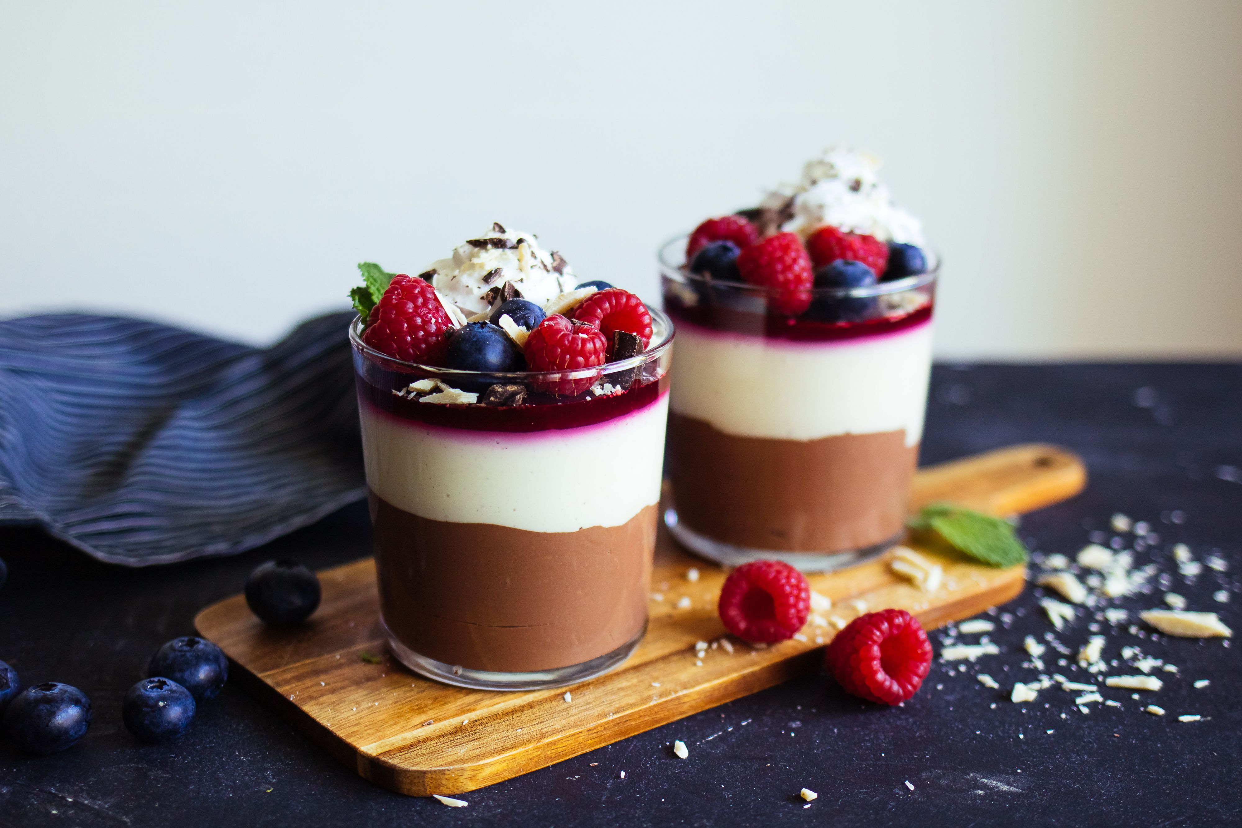 Vegane dunkle & helle Schokoladenmousse aus nur 3 Zutaten