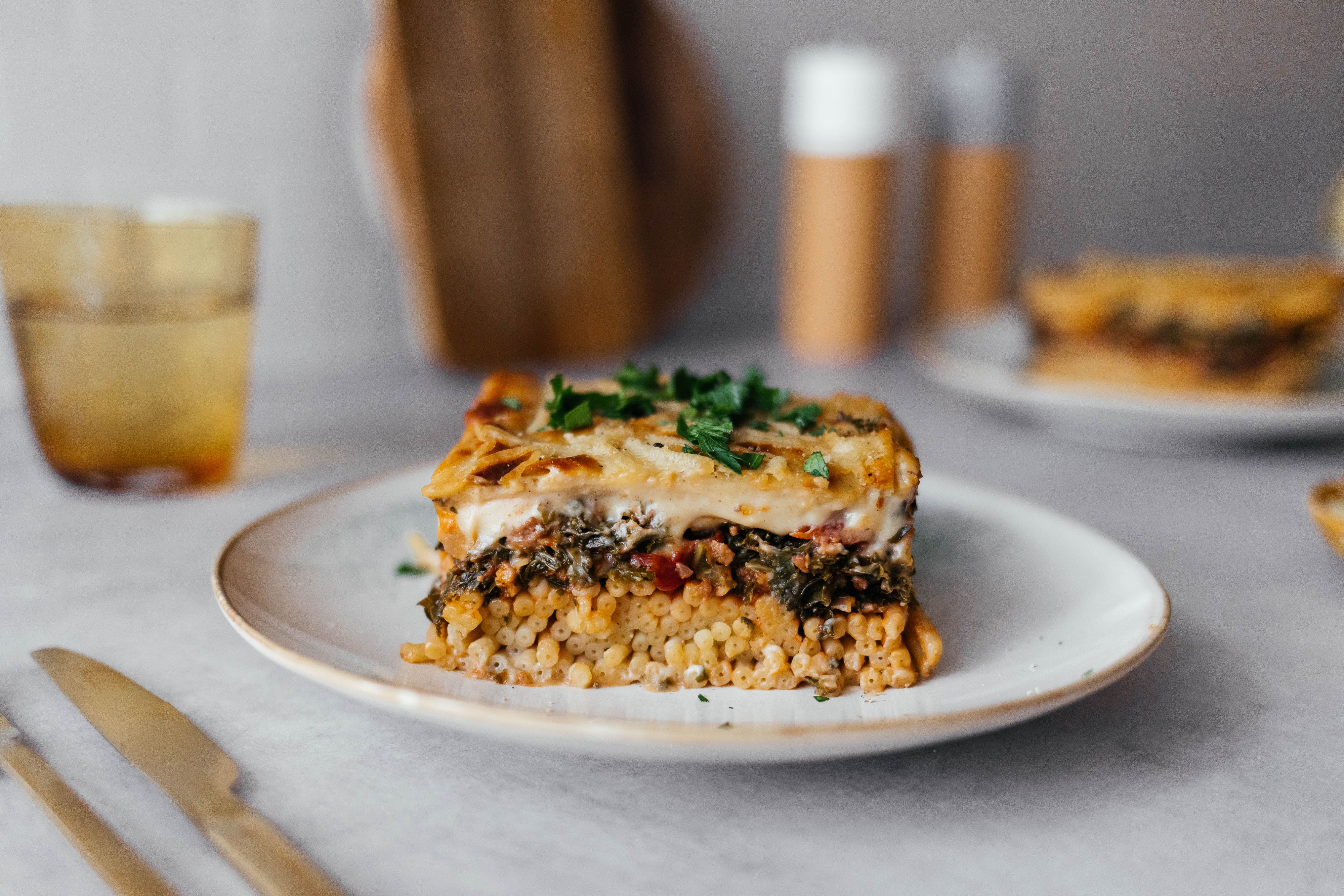Veganer Pastitsio mit Grünkohl (Griechischer Hack-Nudelauflauf)