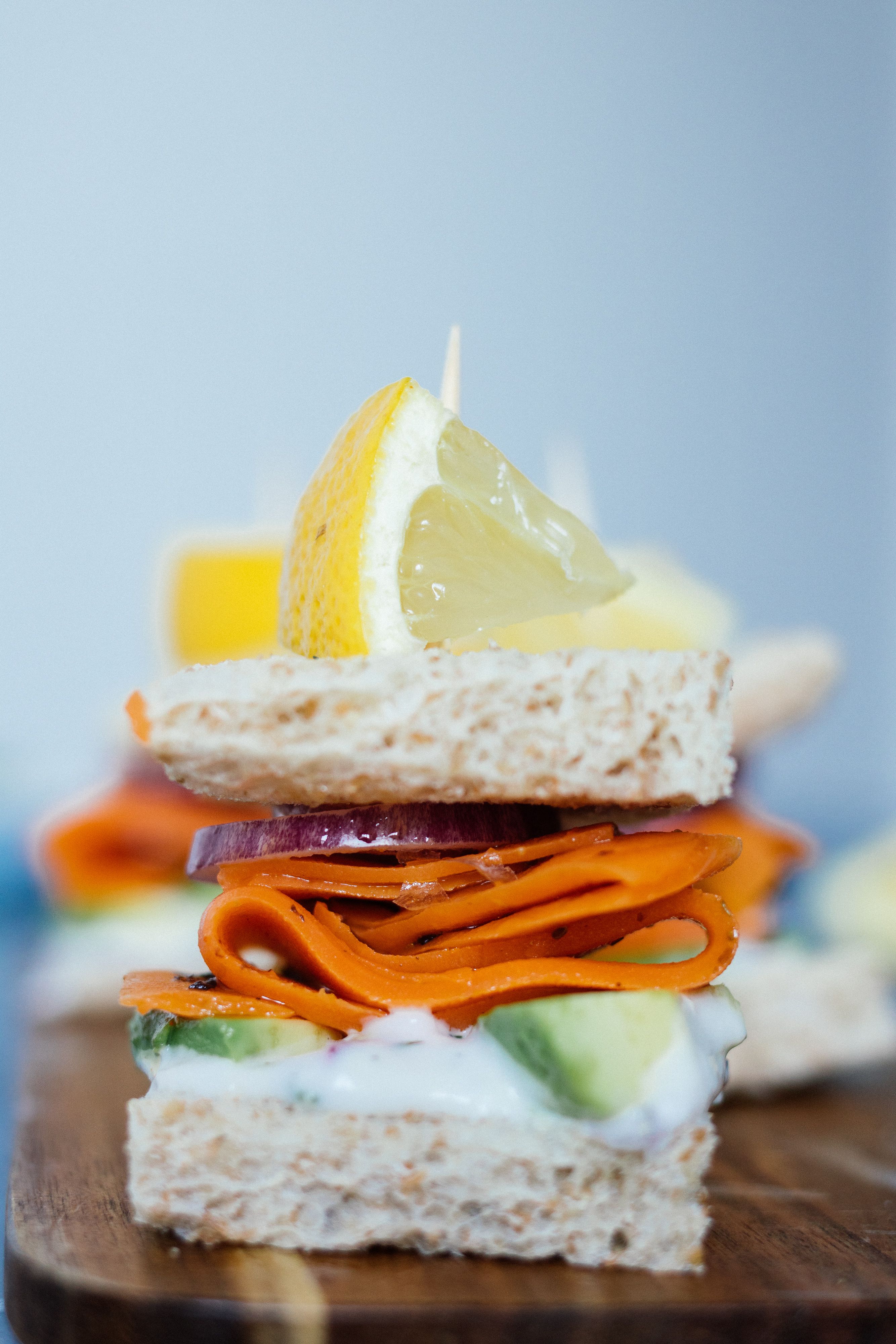 R250 Sandwich-Häppchen mit veganem Lachs & Thunfisch