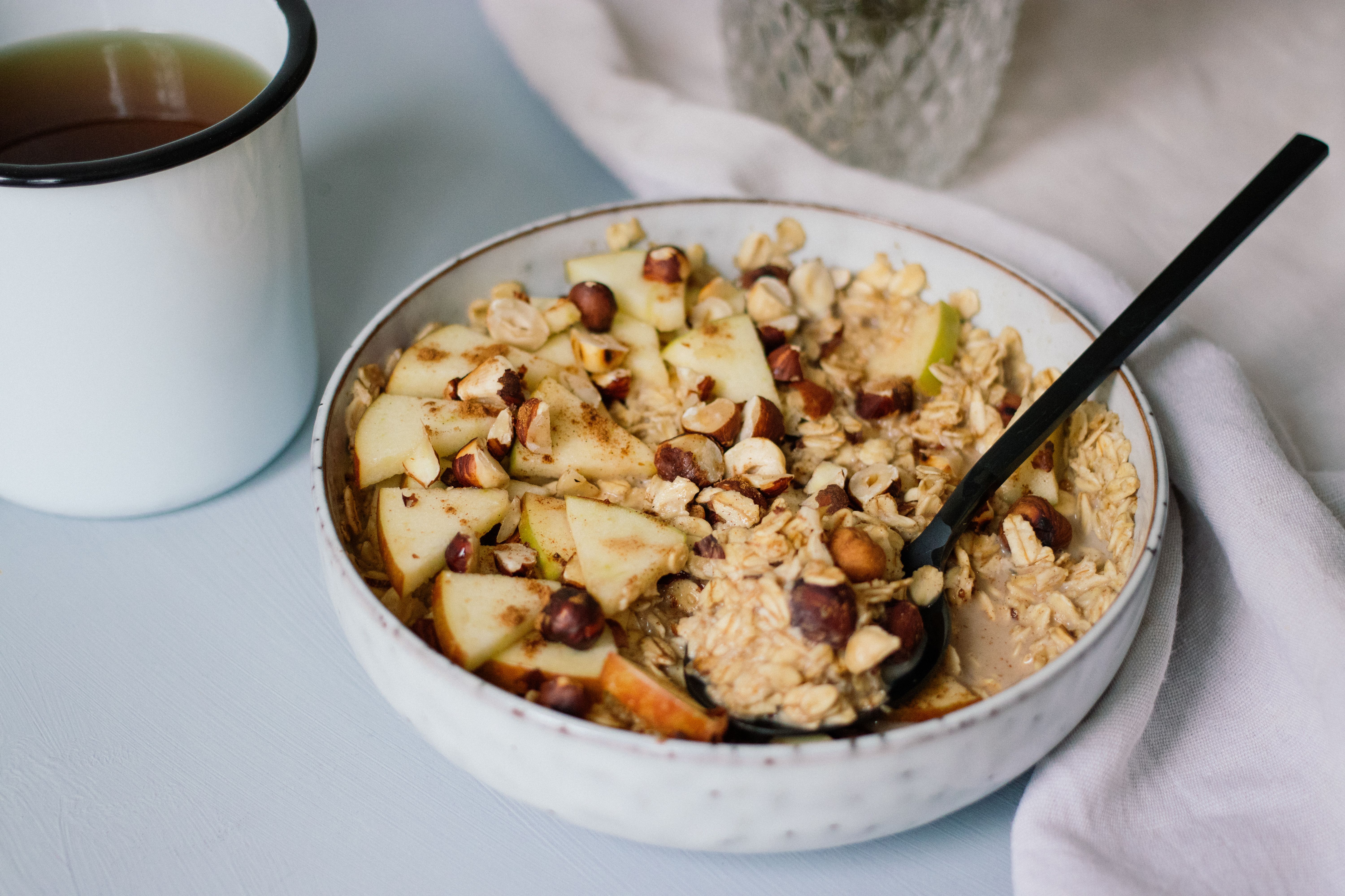 10 Minuten: Oatmeal mit Apfel & Haselnuss