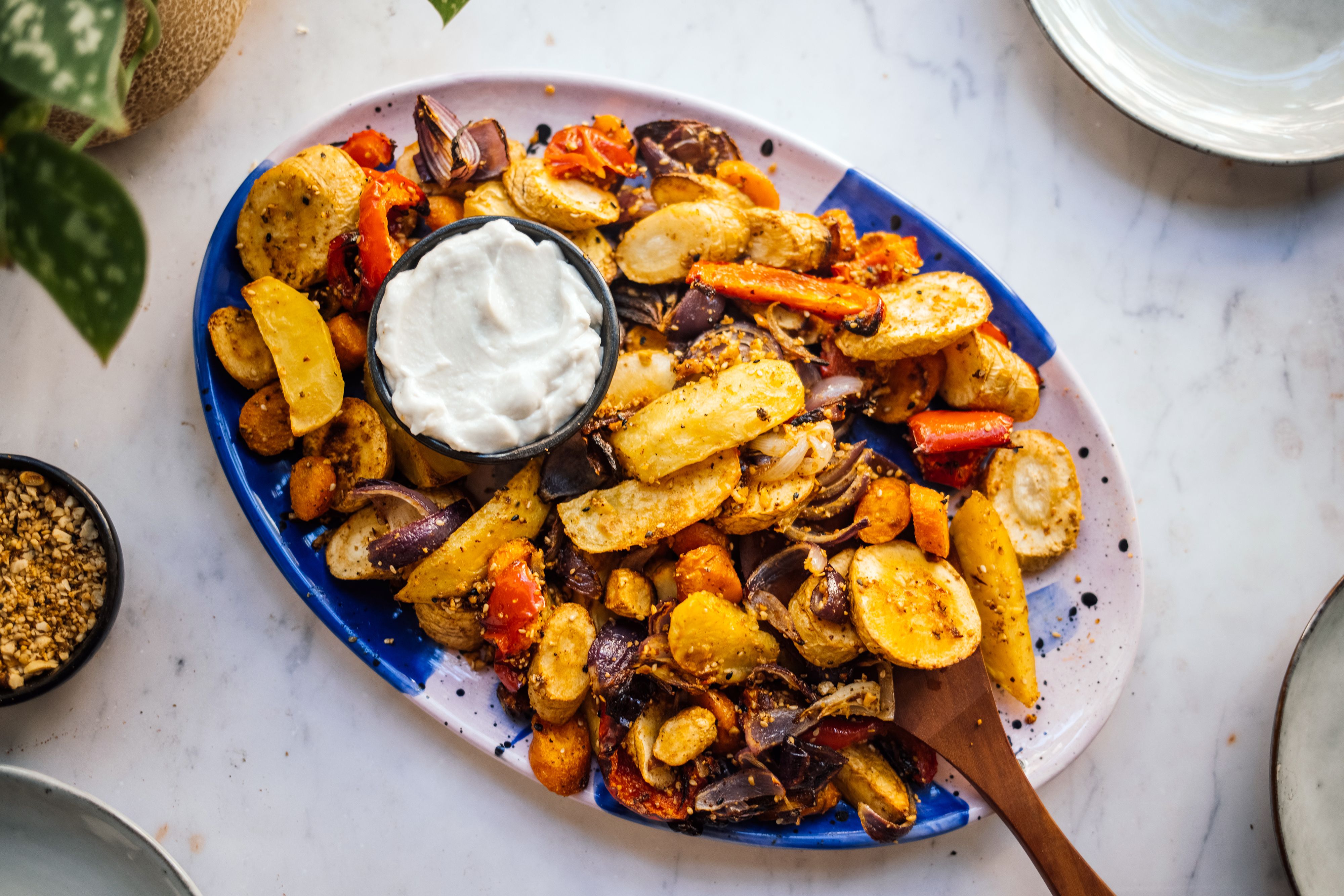 Ofengemüse mit Dukkah und Toum, dem knoblauchigsten Dip der Welt