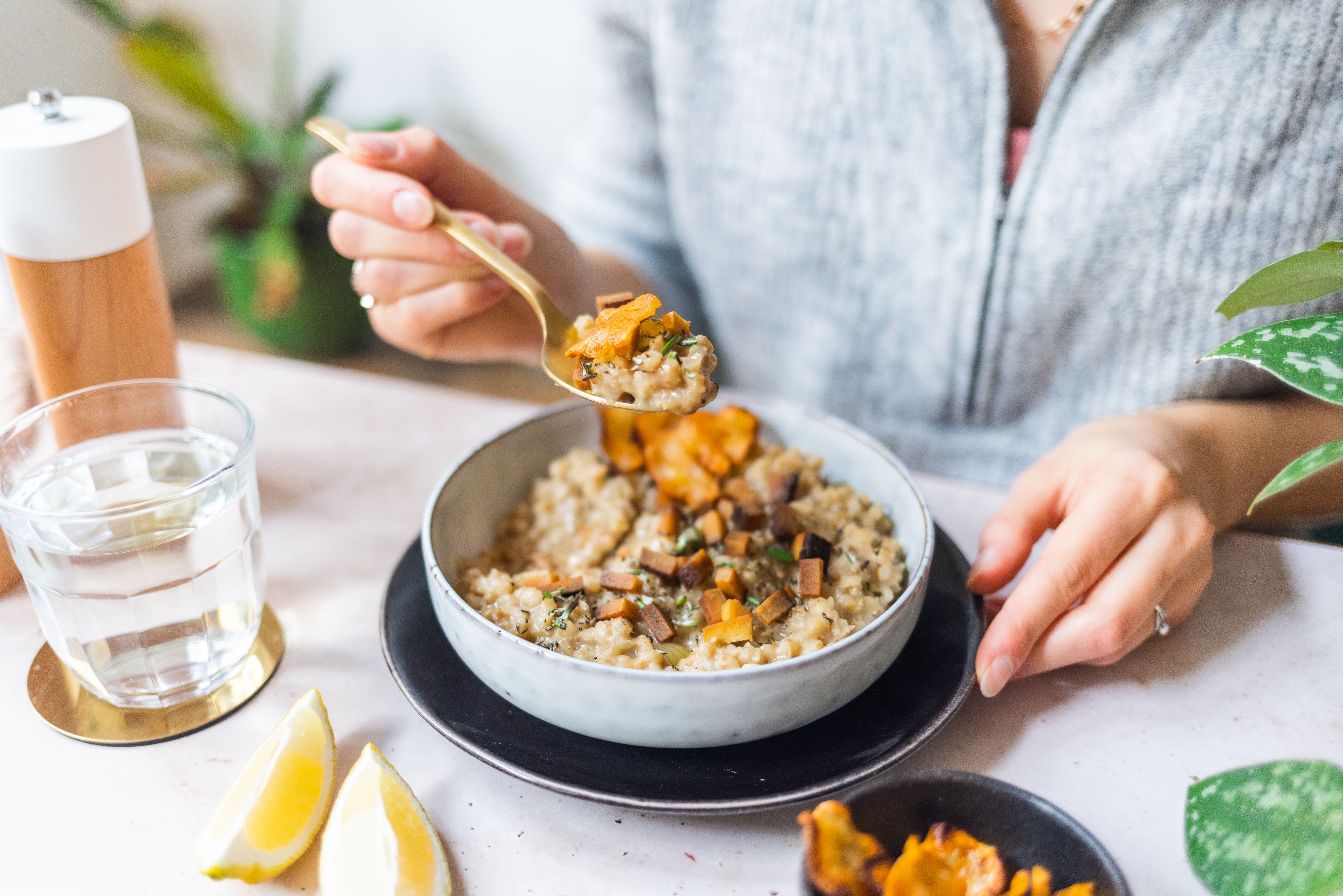 Veganes Graupenrisotto mit Topinambur-Chips