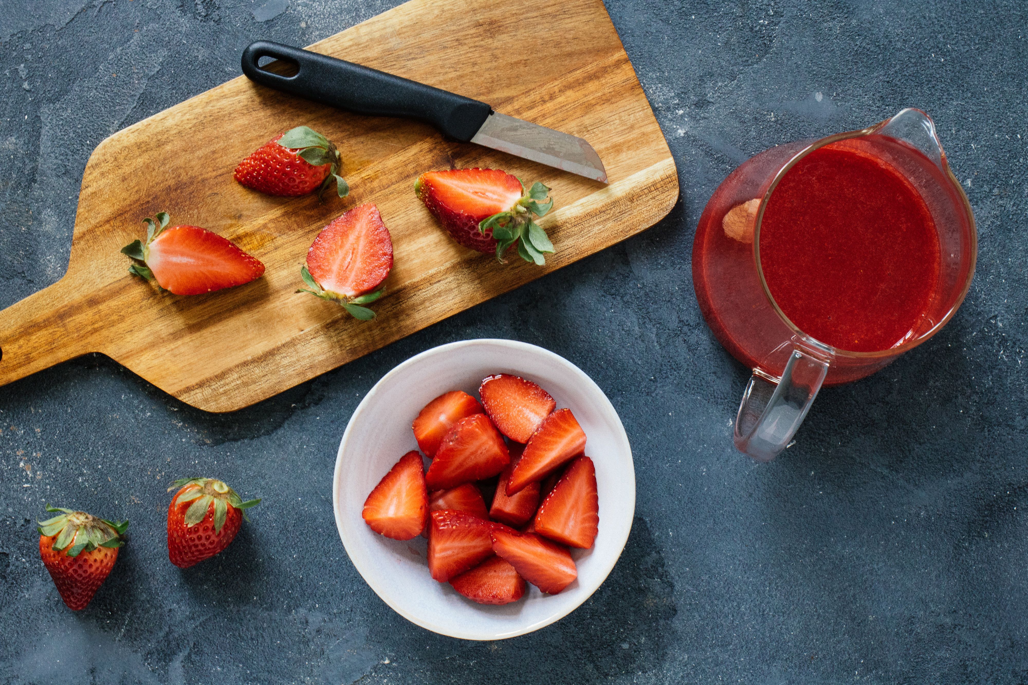 R378 Vegan New York Cheesecake with strawberries & white chocolate