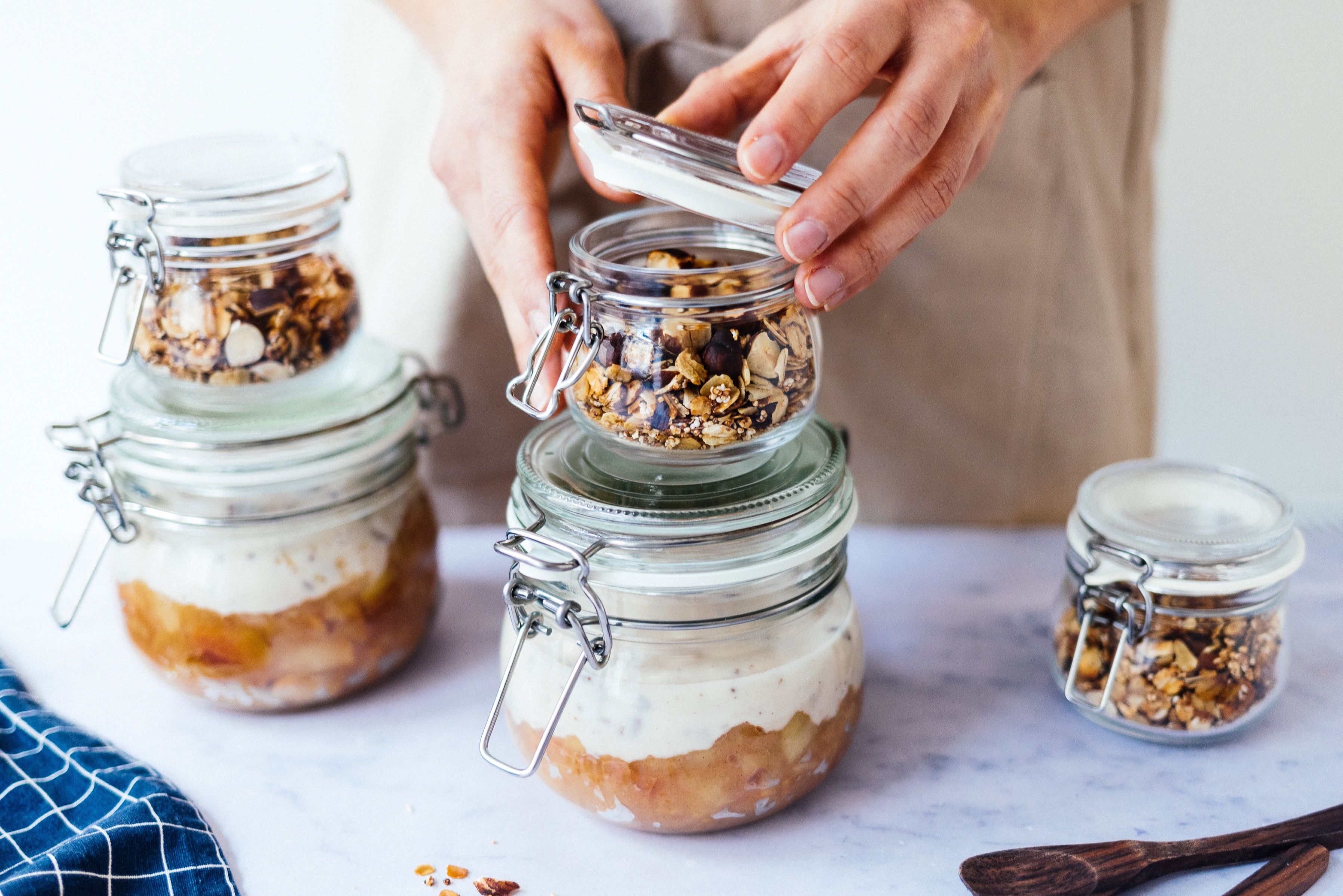 Veganer Apple Crumble Joghurt (als Frühstück to go)