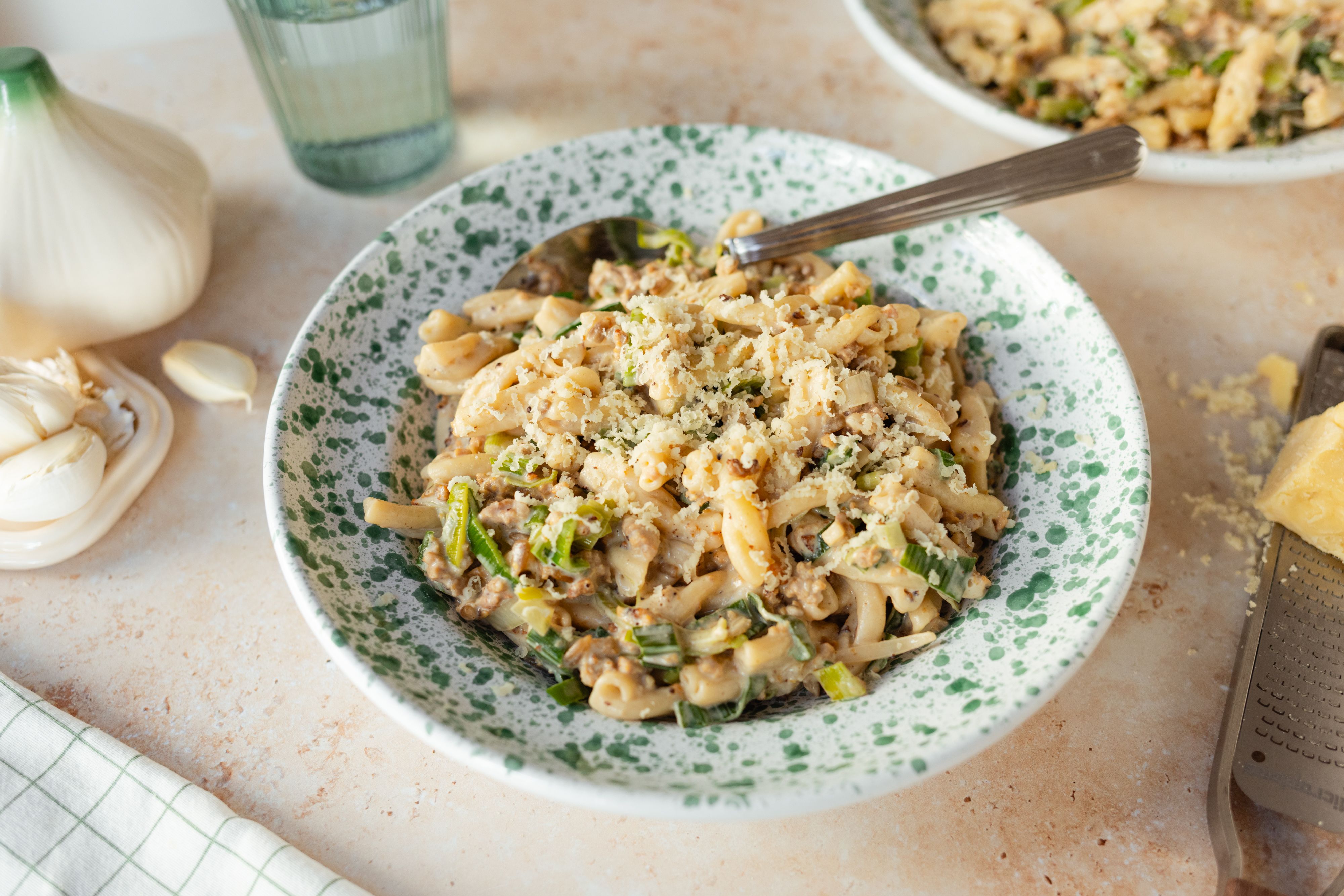 R950 Pasta with Cheese-Leek and vegan meat 