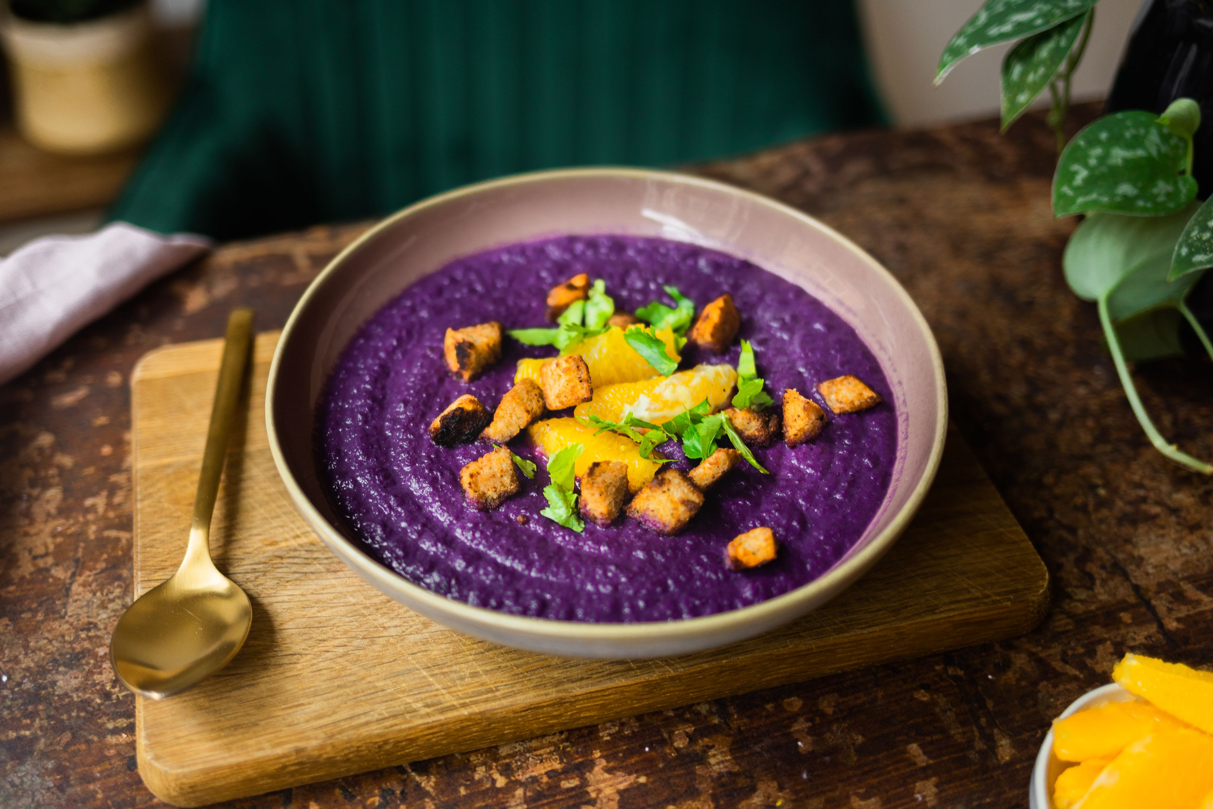 R701 Vegane weihnachtliche Rotkohlsuppe mit Zimt-Croûtons