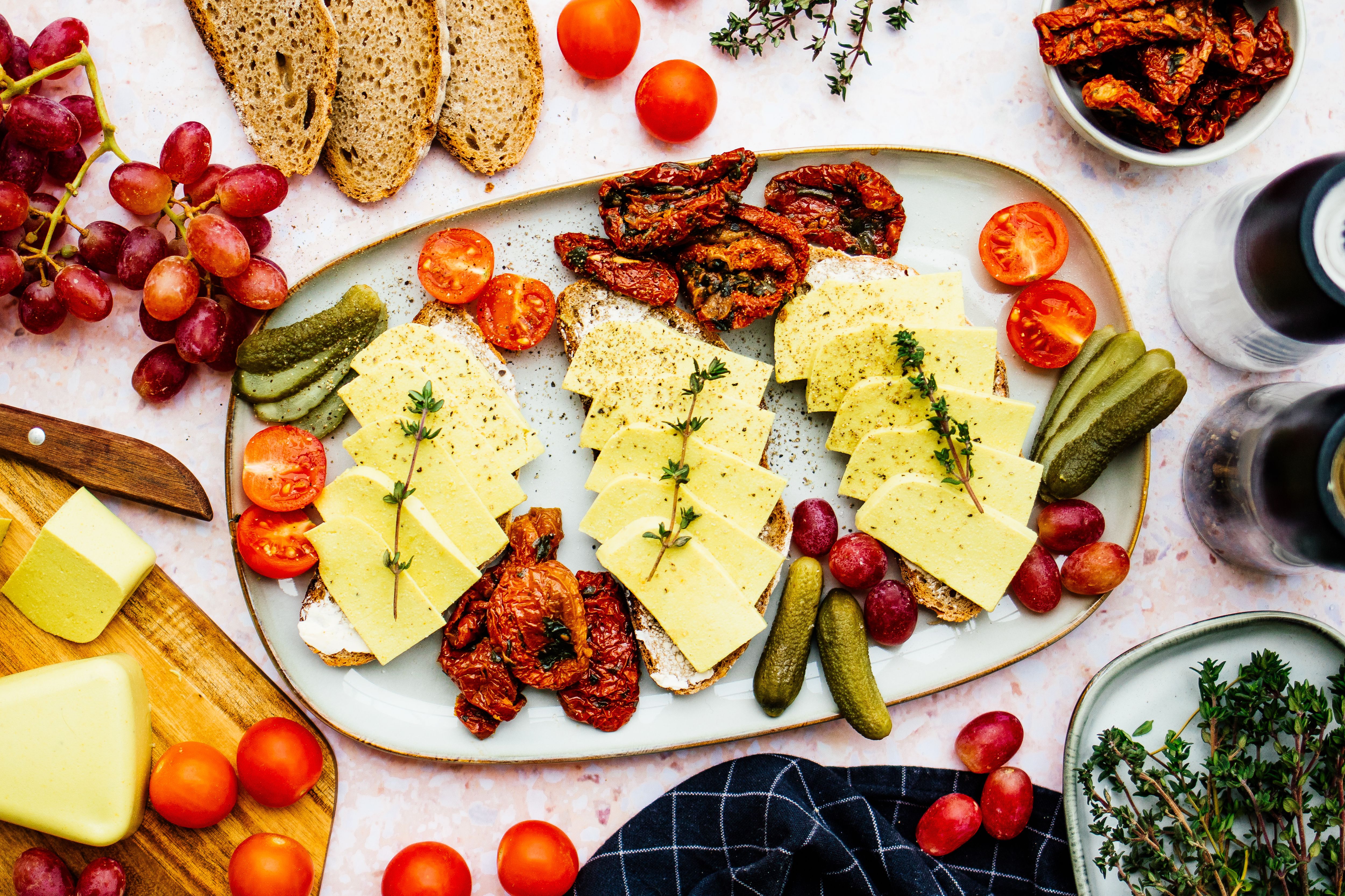 Selbstgemachter veganer Schnittkäse