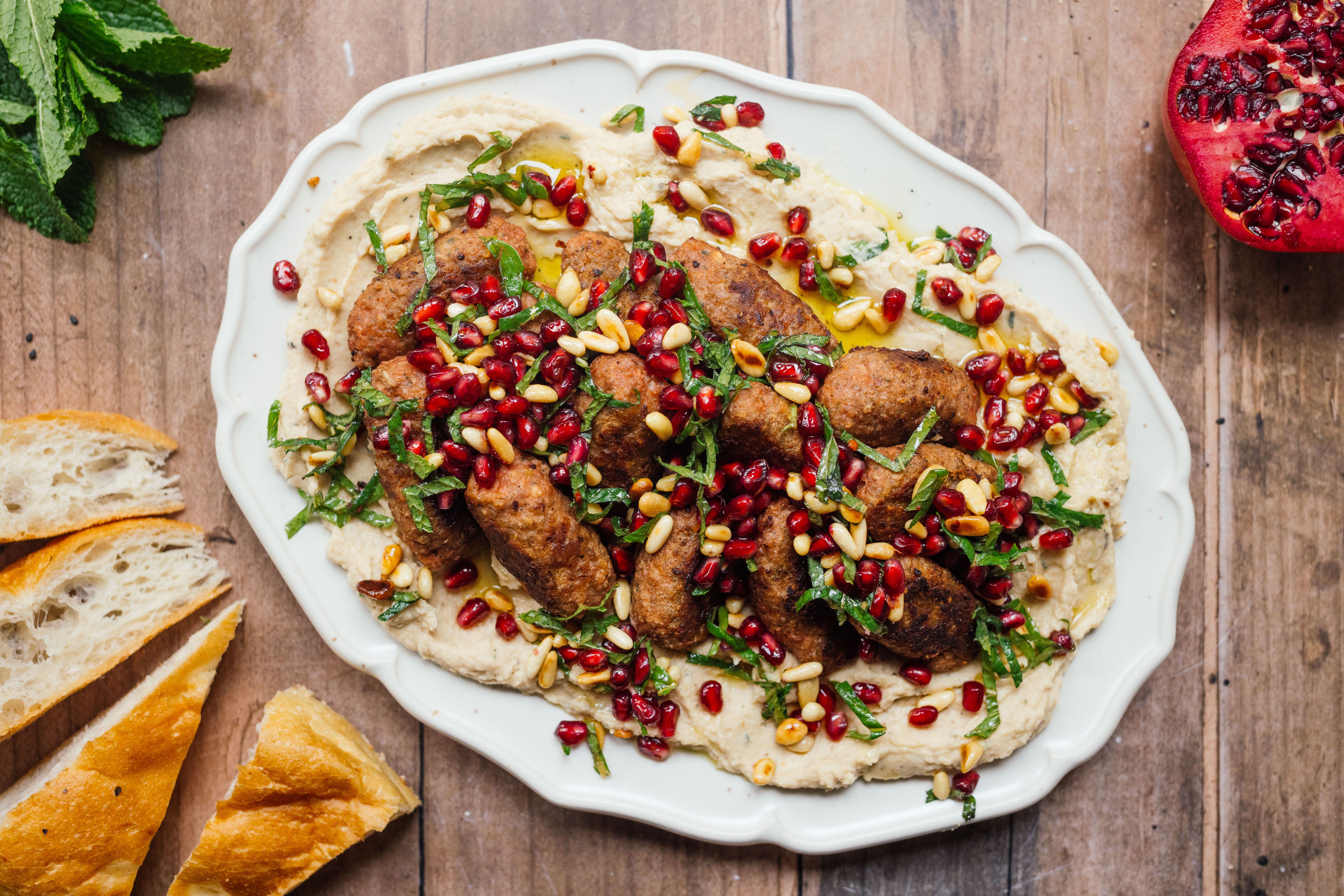 R891 Vegane Köfte auf weißem Bohnen-Püree