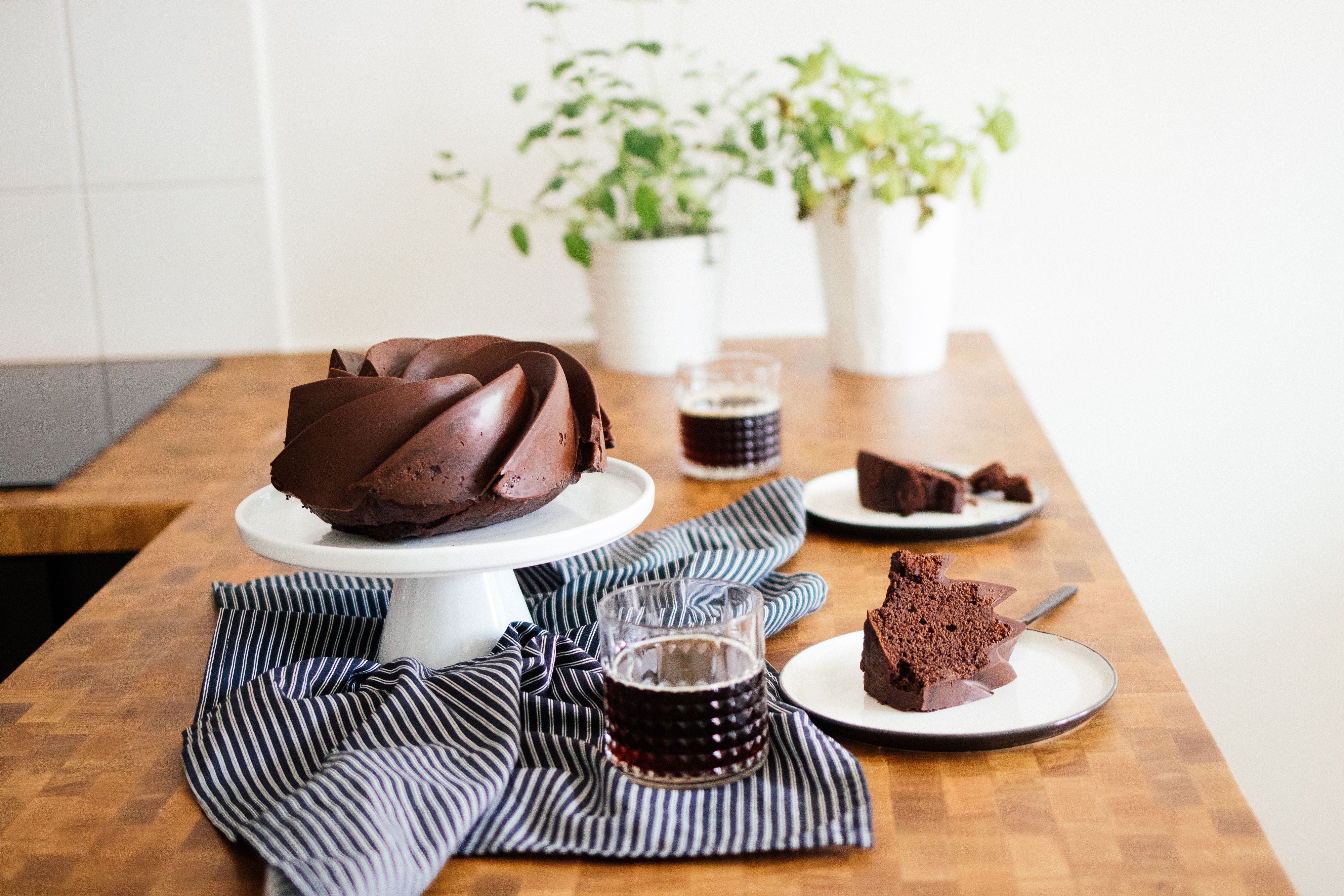 Simple, vegan Chocolate Bundt Cake with Kola