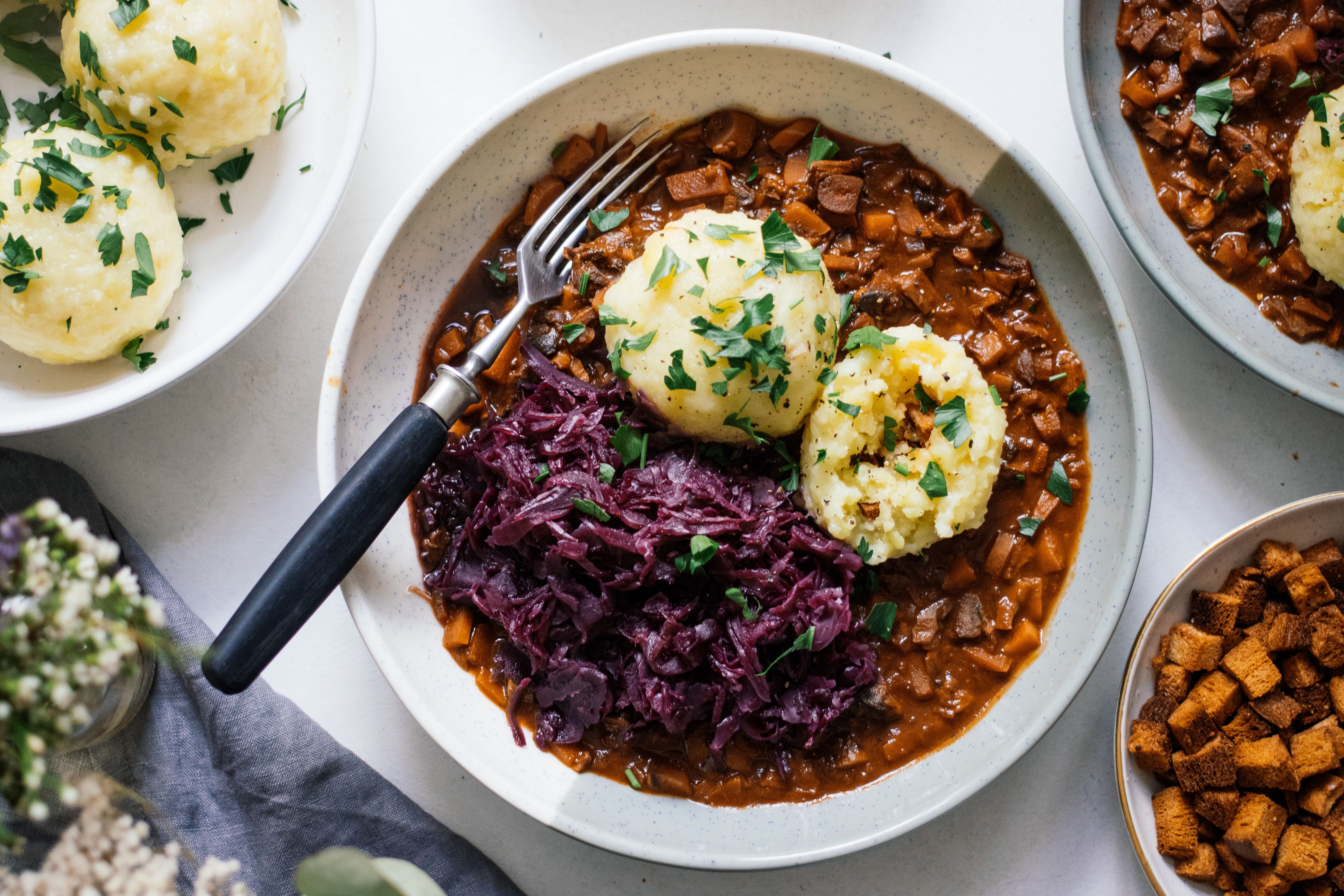 Vegane Kartoffelklöße mit Pilzgulasch und Rotkraut