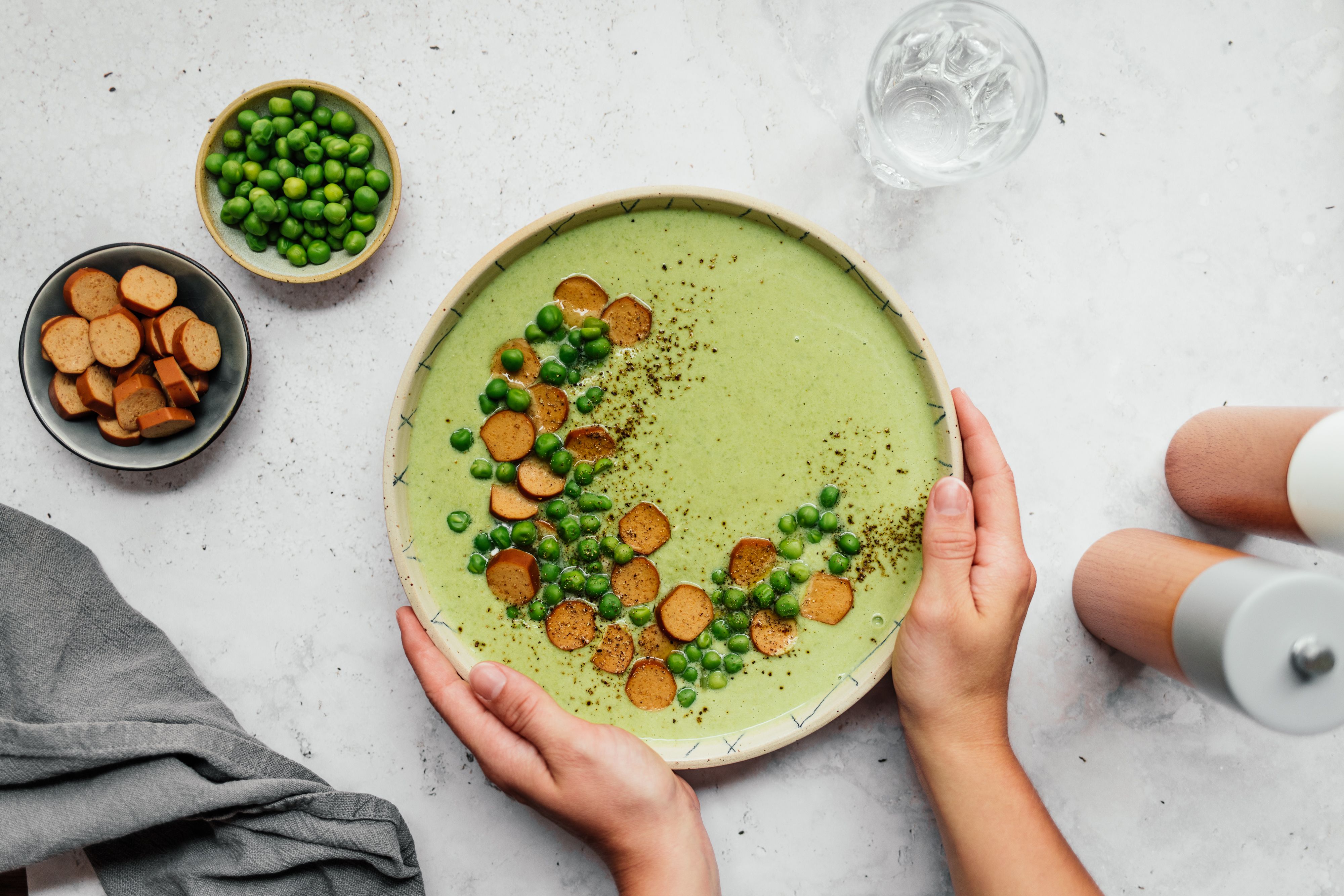 R732 Vegane Erbsensuppe mit Würstchen (mit 5 Zutaten)