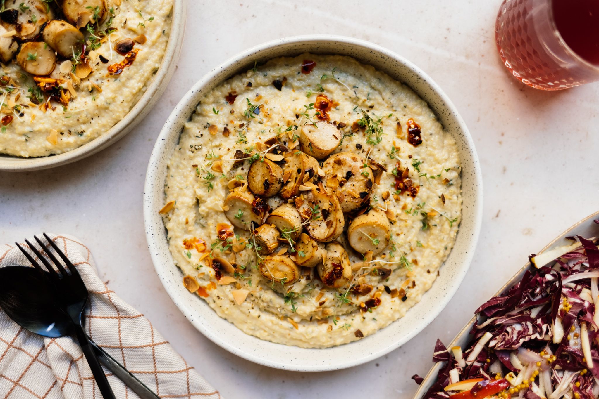 Vegane Kräuterpolenta mit Pilz-Scallops & Radicchio-Salat